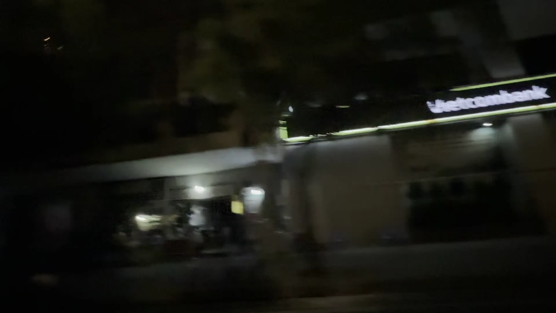 Vietcombank（ベトナム外商銀行）。Ngân hàng Nhà nước Việt Nam - Chi nhánh Thành phố Hồ Chí Minh（ベトナム国家銀行ホーチミン市支店）。HUBA Tower（ホーチミン市ビジネス協会タワー）