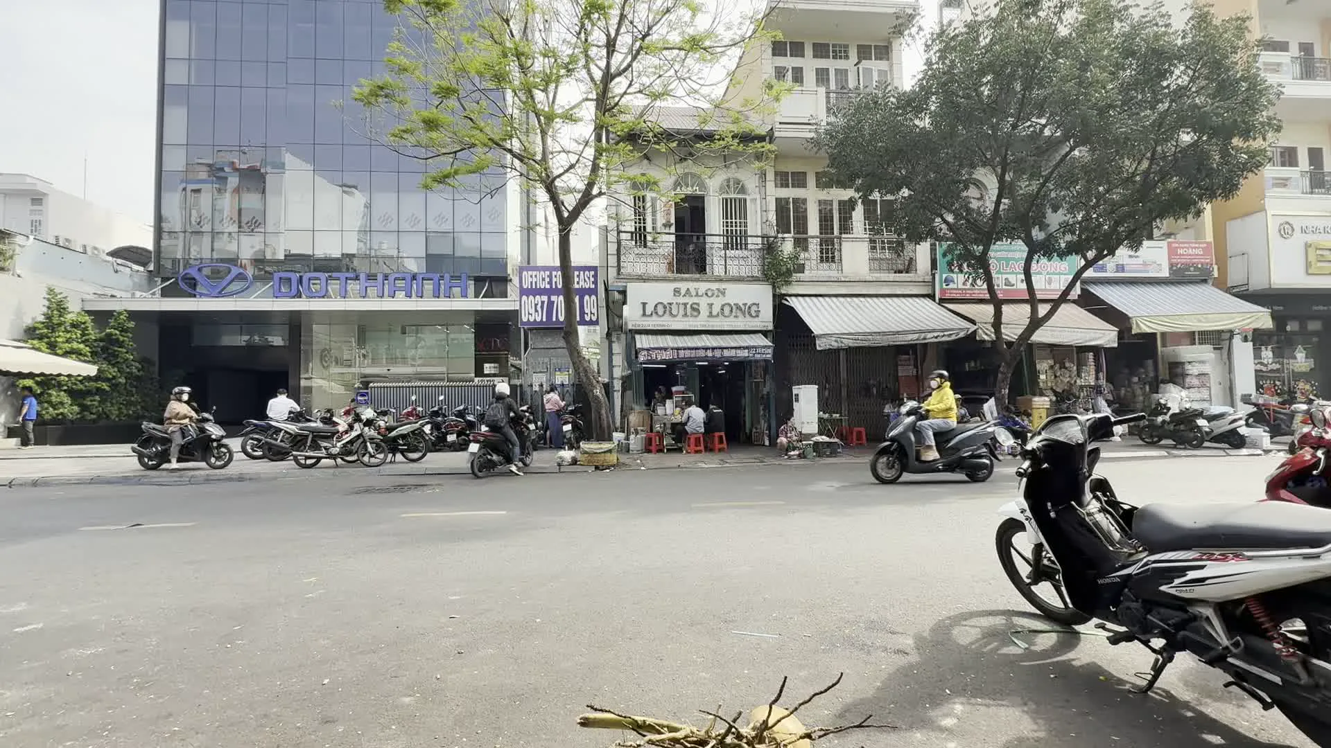 HYUNDAI ĐÔ THÀNH (ヒュンダイ・ドー・タイン / 自動車ディーラー)。OFFICE FOR LEASE (貸事務所)。SALON LOUIS LONG (サロン・ルイ・ロン / 美容室)