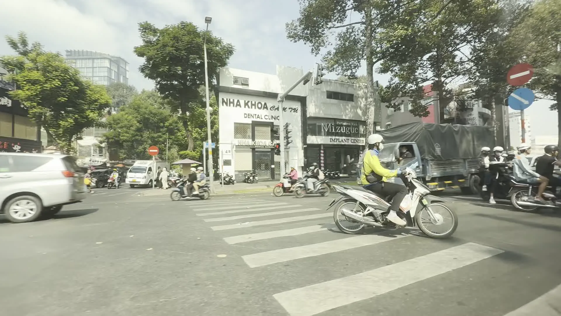 Nha Khoa Cẩm Tú (カムトゥ歯科)。Mizuguchi Dental Clinic (ミズグチ デンタルクリニック)