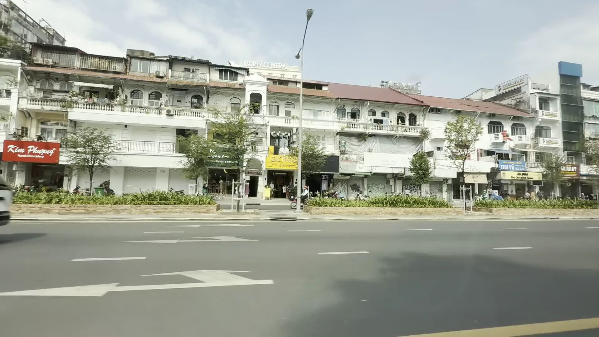 Liberty Central Saigon Riverside Hotel（リバティ セントラル サイゴン リバーサイド ホテル）。Kim Phượng Hand Embroidery（キムフオン・手刺繍店）。Nhà hàng Thu Vũ（トゥヴー・レストラン）。Taxi Xanh SM（サインSMタクシー）