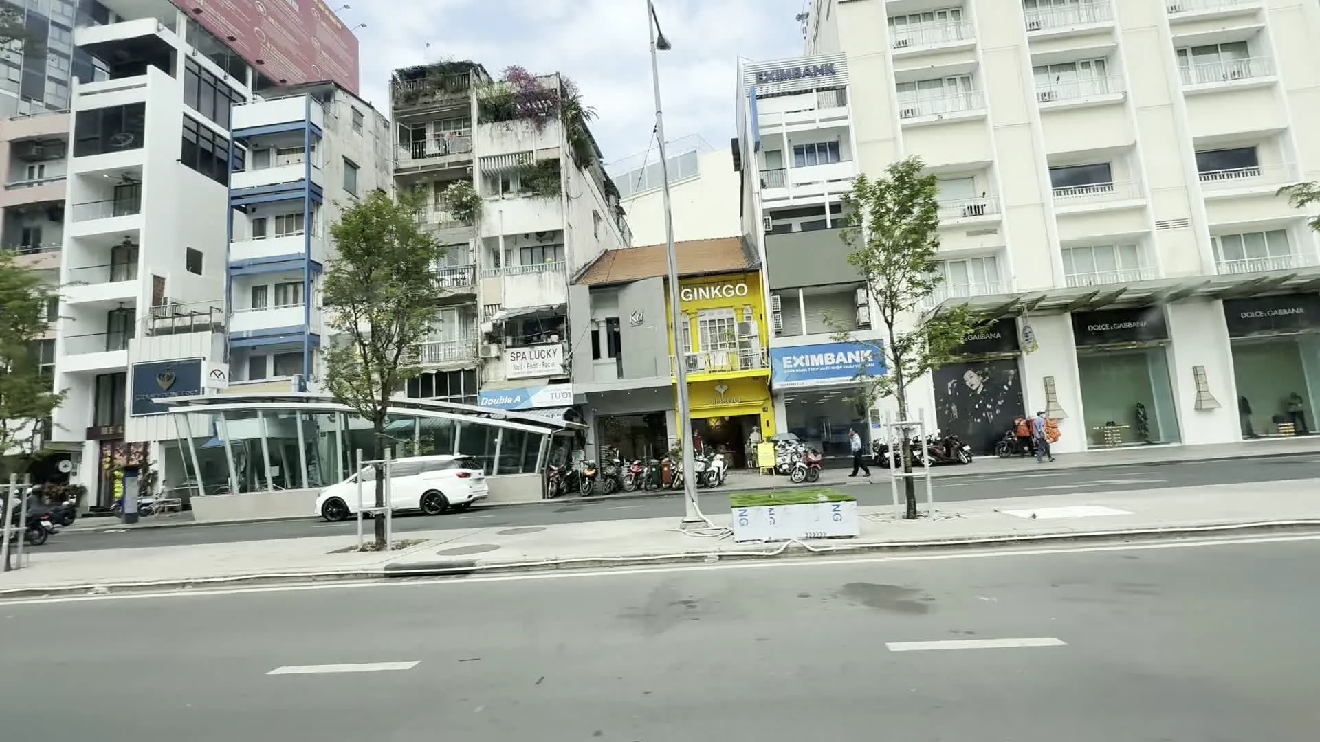 Đường Lê Thánh Tôn (レ・タイントン通り)。EXIMBANK (ベトナム輸出入銀行)。GINKGO (ギンコー / ファッションブランド店)。Cơm Tấm BẠCH ĐẰNG (コムタム・バクダン / 飲食店)。GRAND PIONEERS (グランド・パイオニアーズ / 高級品委託販売店)。SPA LUCKY (スパ・ラッキー / スパ・ネイルサロン)。DOLCE&GABBANA (ドルチェ&ガッバーナ / ファッションブランド店)