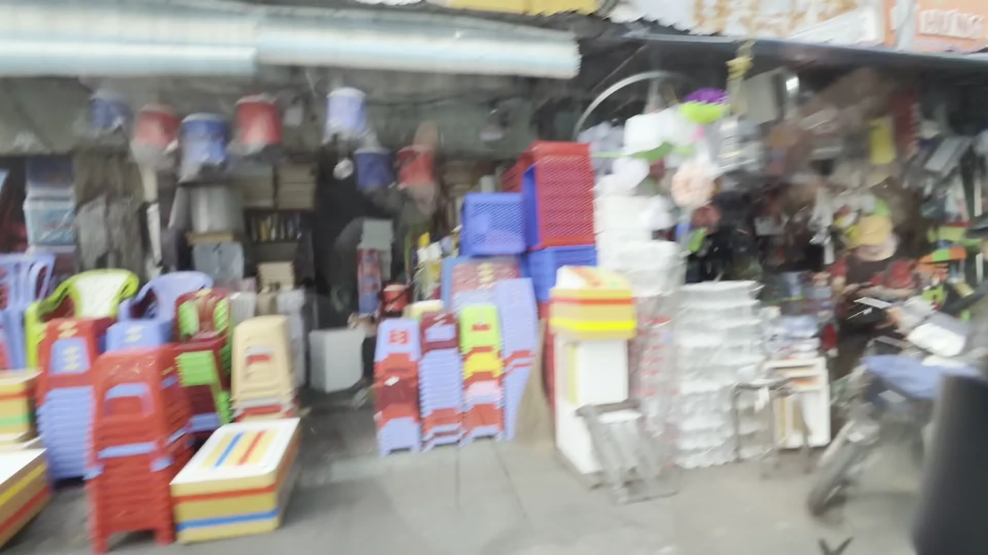 Duytan（ズイタン・プラスチック社の看板）。BÚN THỊT NƯỚNG ANH THÁI（ブン・ティット・ヌーン・アイン・タイ店の看板。ベトナム風焼き肉ビーフン店）。TRÂM / BÚN BÒ HUẾ - PHỞ（トラム店の看板 / ブンボーフエとフォーの店）。QUÁN ÚT ÚT / RESTAURANT（クアン・ウッウッ／レストラン。アメリカンBBQ店）。K COFFEE（Kコーヒーの看板）