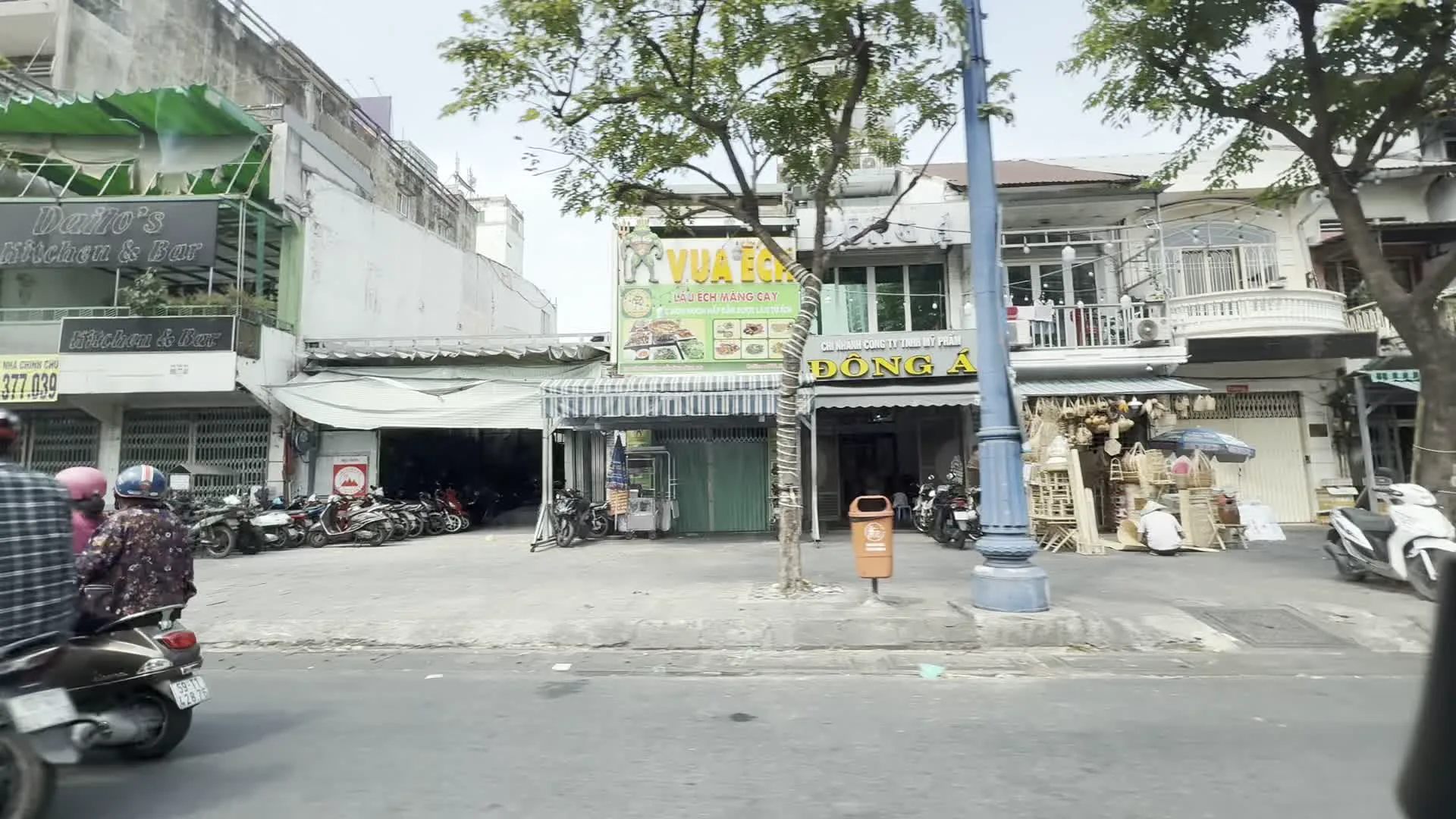 VUA TỎI / LẨU ẾCH HÀNG CÁT（ヴア・トイ / ラウ・エック・ハン・カット / 「ニンニクの王様」という店名のカエル鍋料理店）。Dalio's Kitchen & Bar（ダリオズ・キッチン＆バー / レストラン兼バー）。ĐÔNG Á（ドン・アー / 「東亜」という名前の店舗）