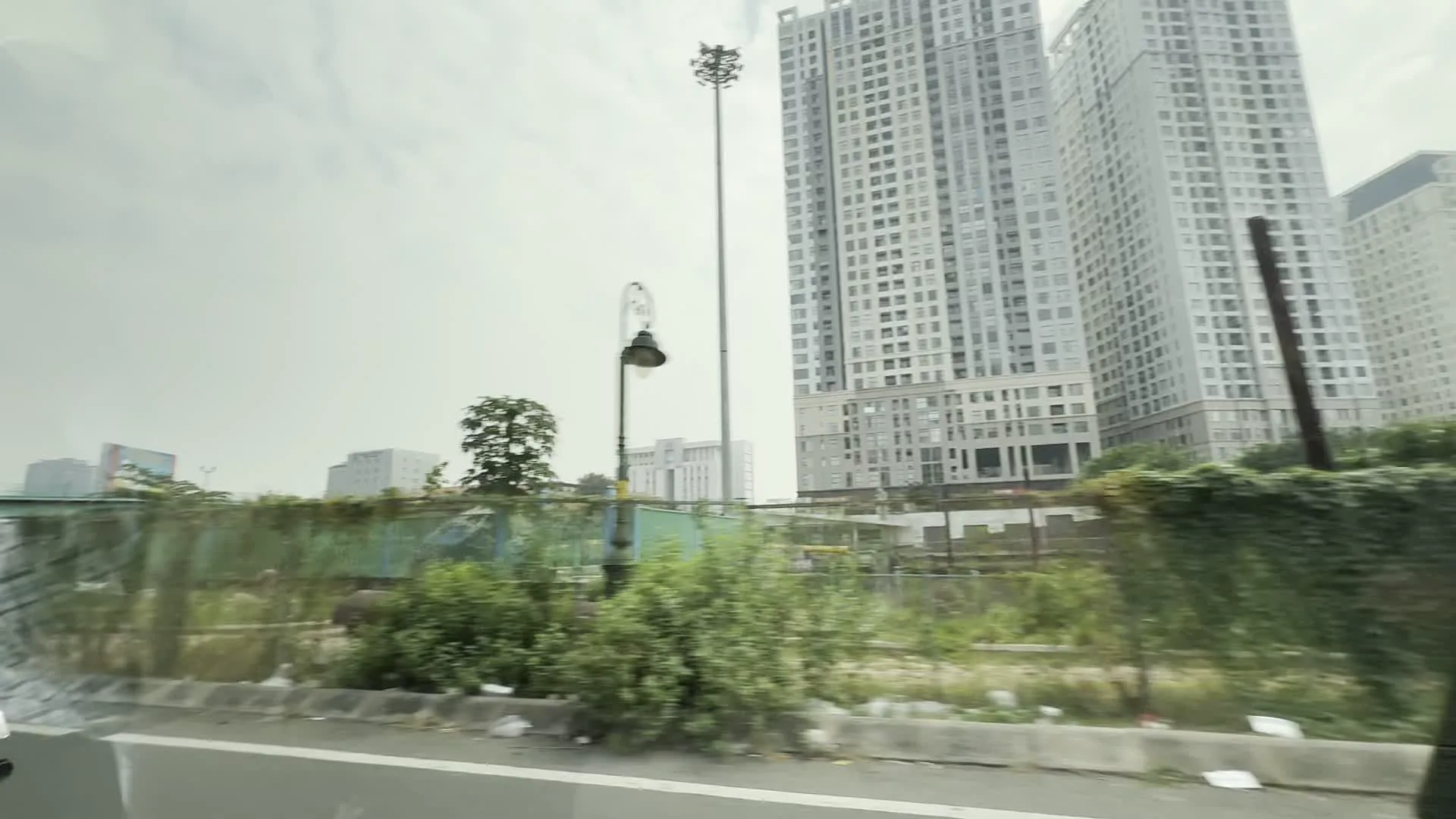 Cầu Ba Son (バソン橋)。Khu đô thị mới Thủ Thiêm (トゥーティエム新都心)