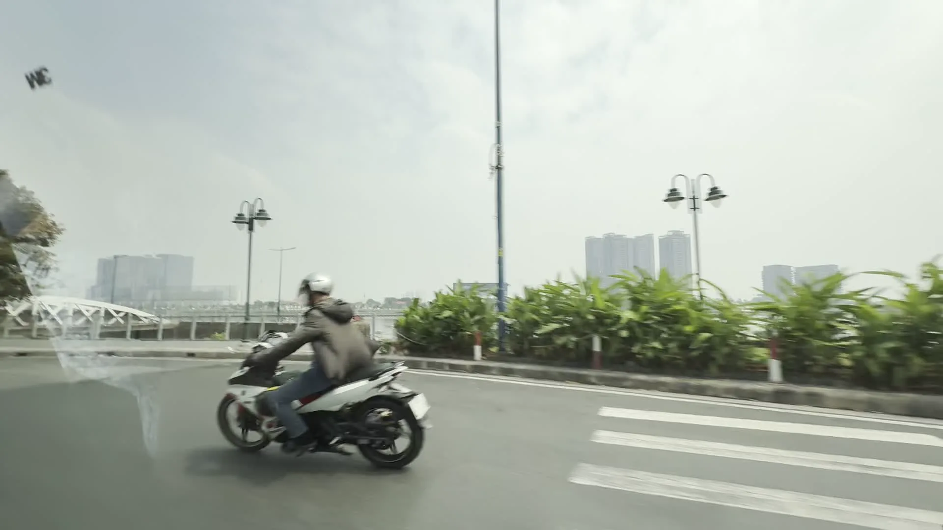 Sông Sài Gòn (サイゴン川)。Công viên bến Bạch Đằng (バクダン埠頭公園)。Khu đô thị mới Thủ Thiêm (トゥーティエム新都心地区)