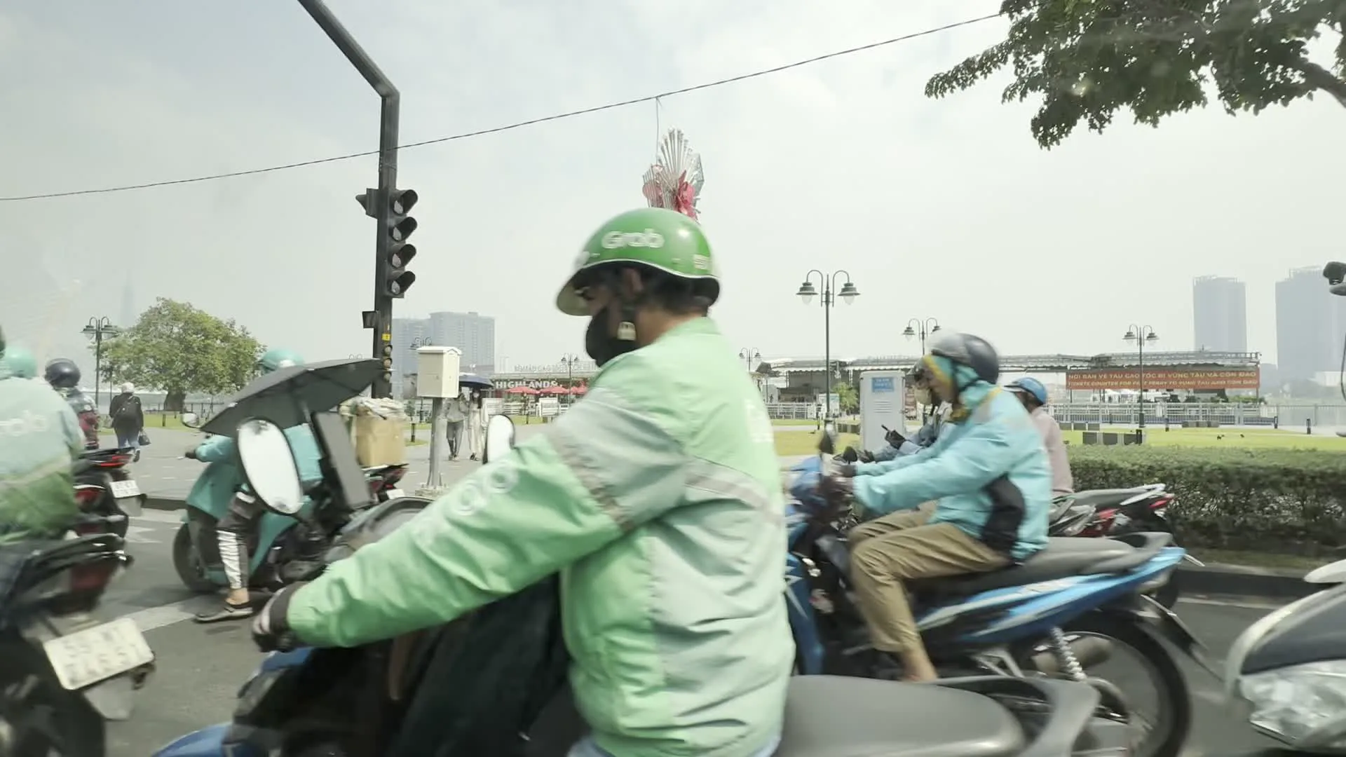 Bến tàu cao tốc Bạch Đằng (バクダン高速船乗り場)。Saigon Waterbus (サイゴン・ウォーターバス / バクダン船着場を拠点とする水上バス)。Highlands Coffee (ハイランズコーヒー / ベトナムのコーヒーチェーン)
