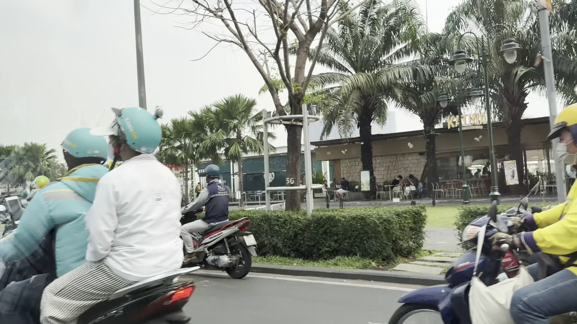 Bến tàu Bạch Đằng / Ferry Point（バクダン埠頭 / フェリー乗り場 - ホーチミン市のサイゴンウォーターバス停留所の看板）。Cầu Ba Son（バソン橋 - 2022年に開通したホーチミン市の新しいランドマーク。旧称はトゥーティエム2橋）