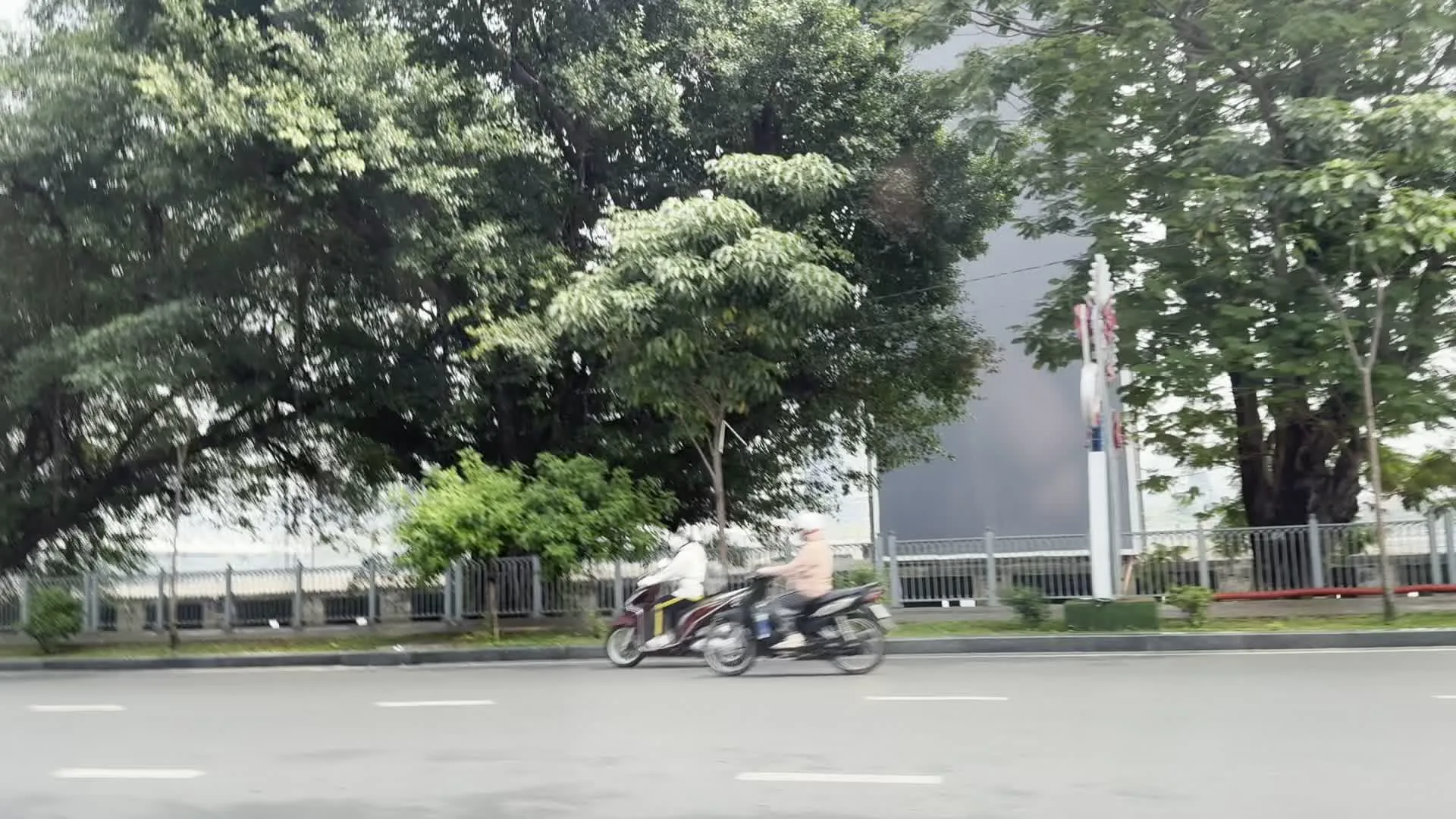 Tôn Đức Thắng（トンドゥックタン通り）。Cầu Ba Son（バーソン橋）