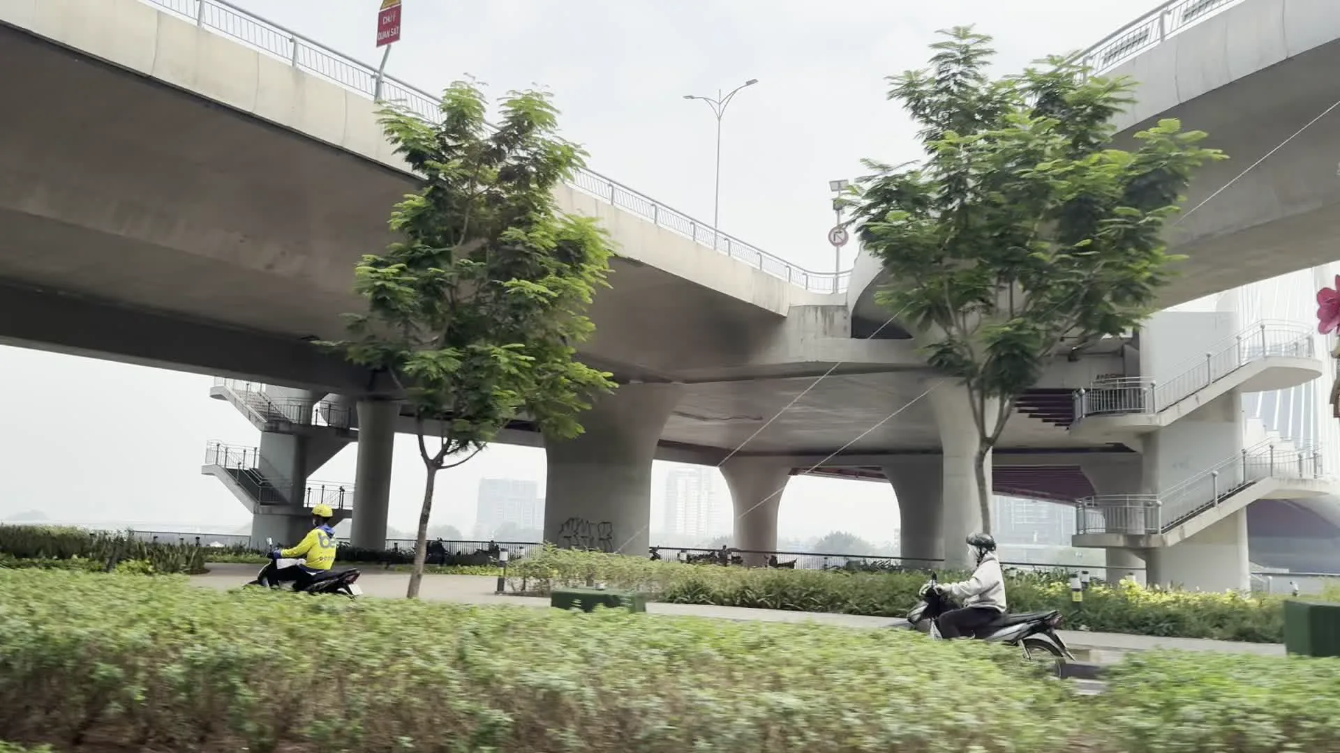 DRUCE / LEAD CONSULTANT OFFICE AND RETAIL LEASING / 0931 220 866（不動産コンサルティング・リース会社「DRUCE」の広告看板）。KHU PHỨC HỢP ĐẦU TIÊN VÀ DUY NHẤT Ở VIỆT NAM THEO MÔ HÌNH TOD*（「公共交通指向型開発（TOD）