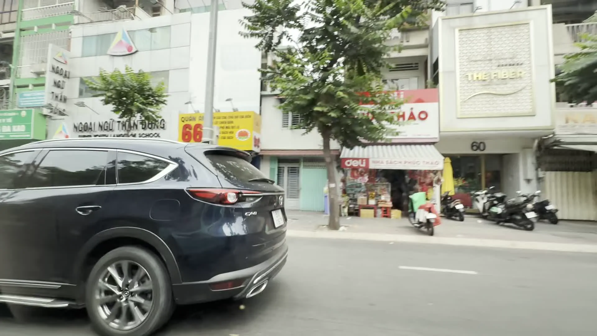 Trường Ngoại ngữ Thần Đồng (Wonderful English School) (神童外国語学校)。Biển số xe 51B-184.84 (ナンバープレート 51B-184.84、プレフィックス「51」はホーチミン市登録車両を示す)