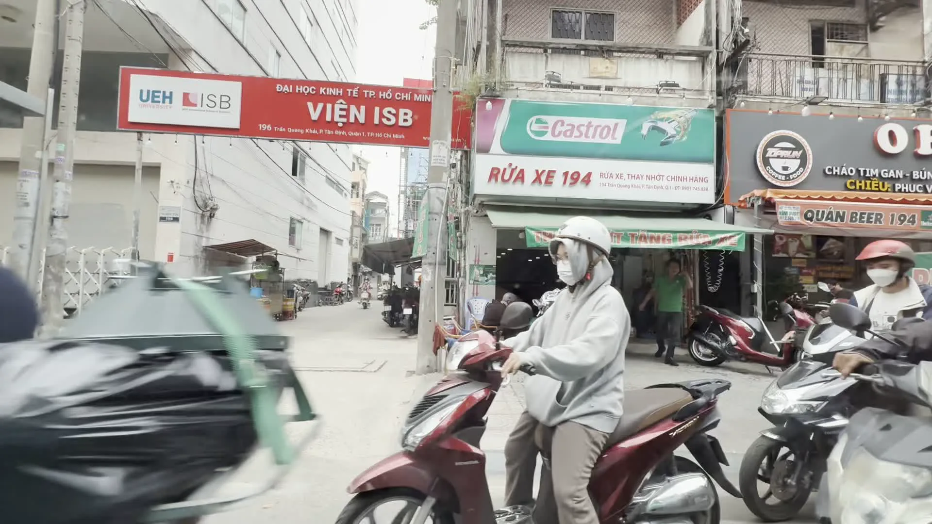 ĐẠI HỌC KINH TẾ TP. HỒ CHÍ MINH - VIỆN ISB (ホーチミン市経済大学 - ISB研究所)。196 Trần Quang Khải, P. Tân Định, Quận 1, TP. Hồ Chí Minh (ホーチミン市1区タンディン坊チャンクアンカイ通り196番地)。RỬA XE 194 (洗車場 194番地)。CHÁO TIM GAN (豚の心臓とレバーのお粥)。QUÁN BEER 194 (ビアホール 194番地)