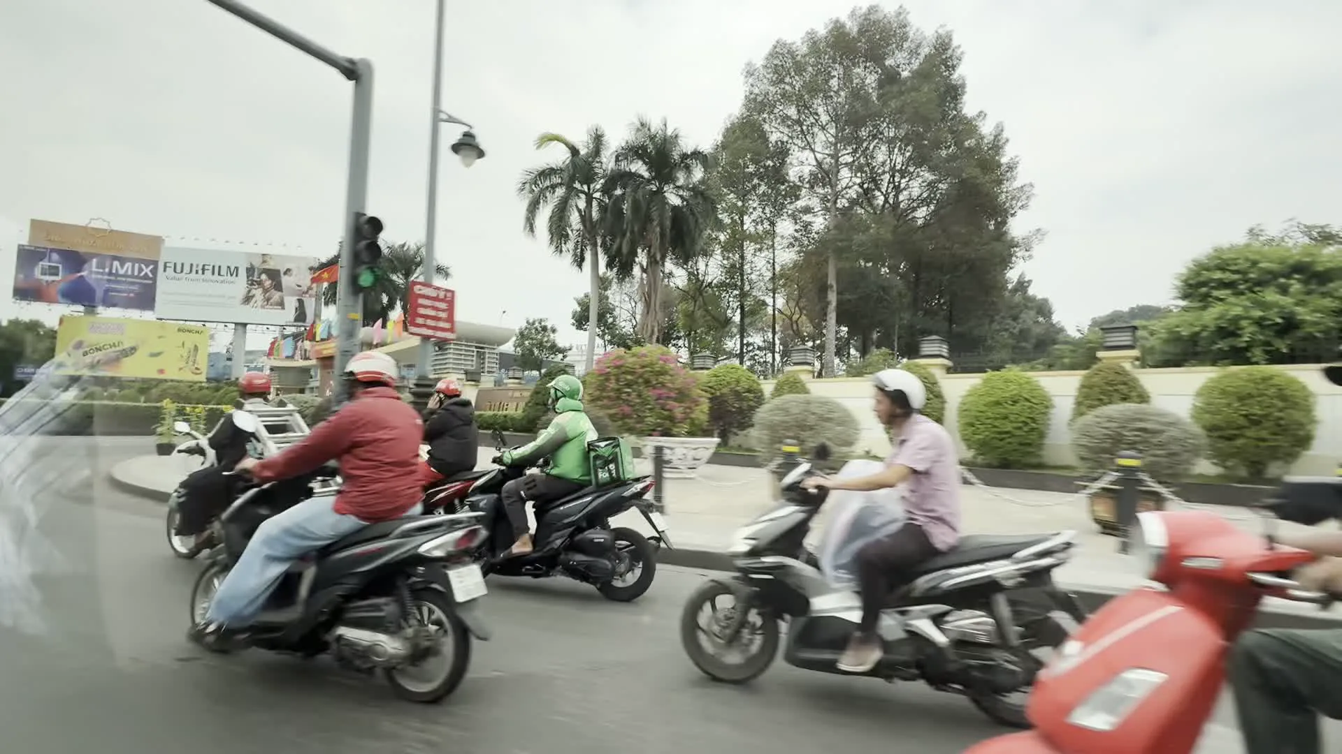 Bảo tàng Lực lượng vũ trang miền Đông Nam Bộ (東南部武装勢力博物館)。Quân khu 7 (第7軍区)。Trung tâm Thể dục Thể thao Quốc phòng II (第2国防体育スポーツセンター)。Mừng Đảng quang vinh, Mừng Xuân Quý Mão 2023 (栄光ある党を祝い、2023年癸卯の新年を祝う横断幕)