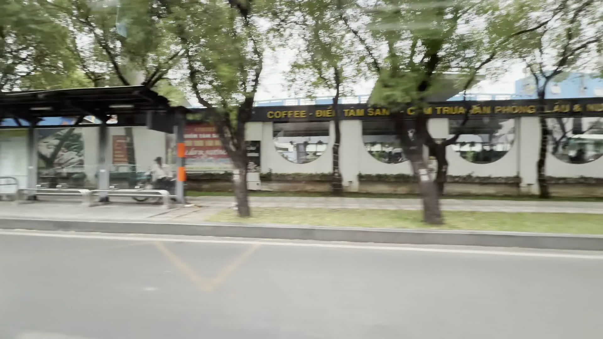 Sân vận động Quân khu 7 (第7軍区スタジアム)。SUZUKI (スズキ / 自動車ディーラー)。MB Bank (Ngân hàng thương mại cổ phần Quân đội / 軍隊商業銀行)。Tổng công ty Hàng không Việt Nam (ベトナム航空)