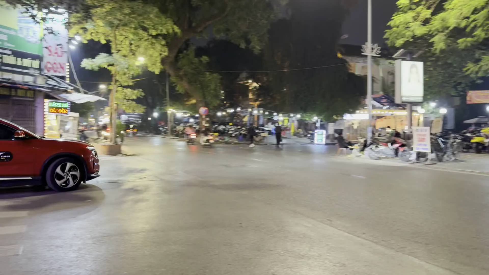 MÓN NGON MỖI NGÀY / DELICIOUS DAILY（毎日美味しい料理 / コンビニエンスストアの広告）。XANH SM（サインSM / ベトナムの電気自動車タクシー会社GSMのブランド名）