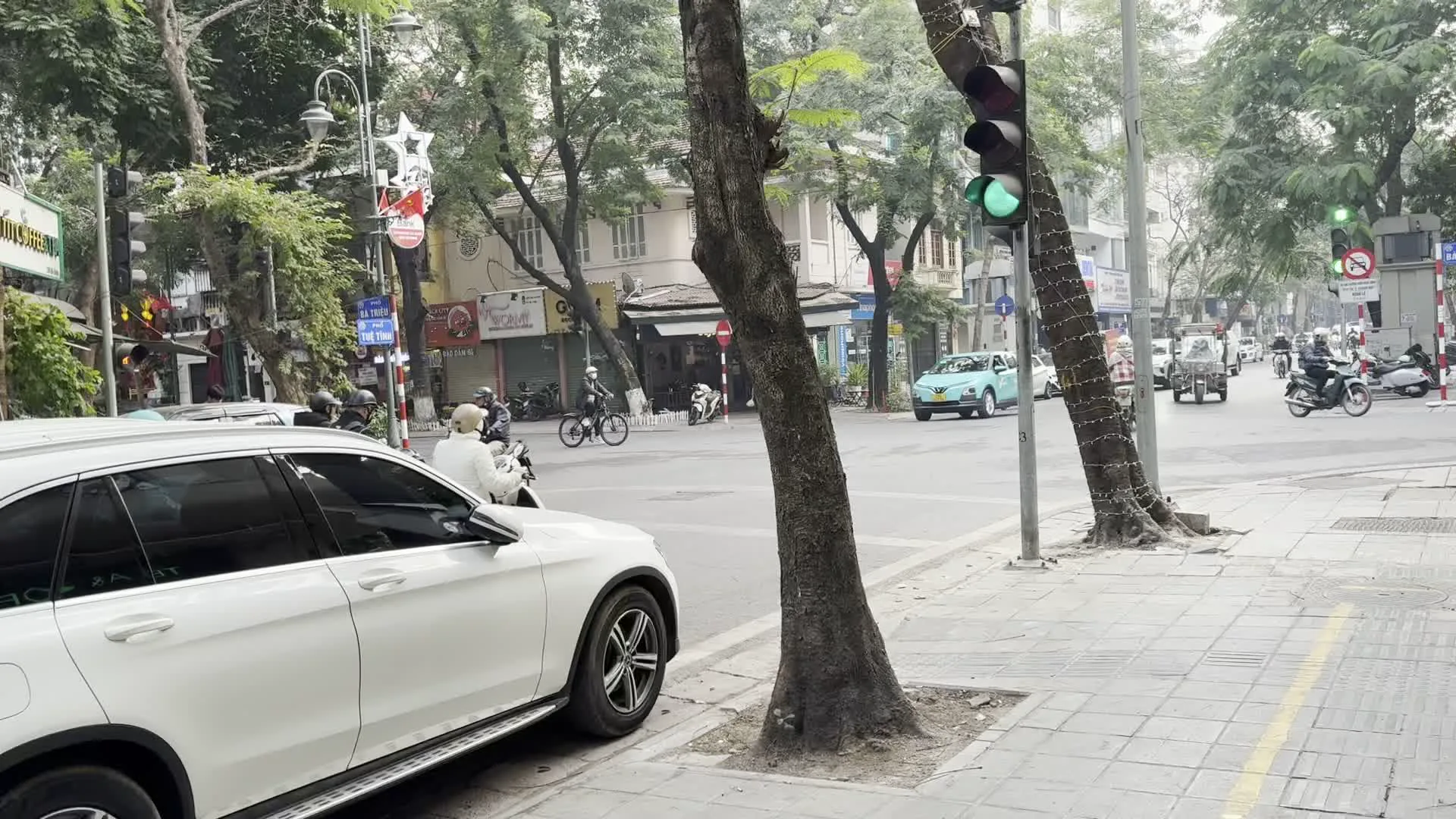 Phố Hàng Bài (ハンバイ通り)。JM Dress Design (ジェイエム・ドレスデザイン)。SBHN (エスビーエイチエヌ、スニーカーショップ)