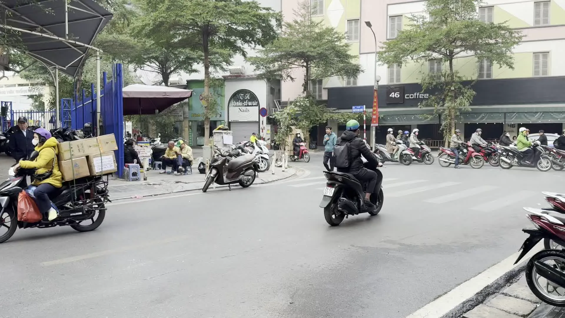 46 coffee（コーヒーショップ）。Thế giới nước hoa（香水の世界 - 香水店）