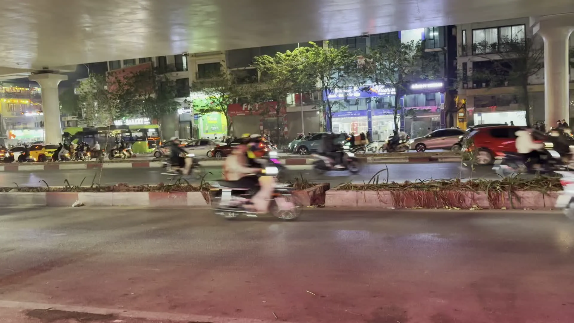 Ngã Tư Sở（ンガートゥーソー交差点）。Cầu vượt Ngã Tư Sở（ンガートゥーソー高架橋）。FPT Shop（FPTショップ、ベトナムのデジタル製品小売チェーン）