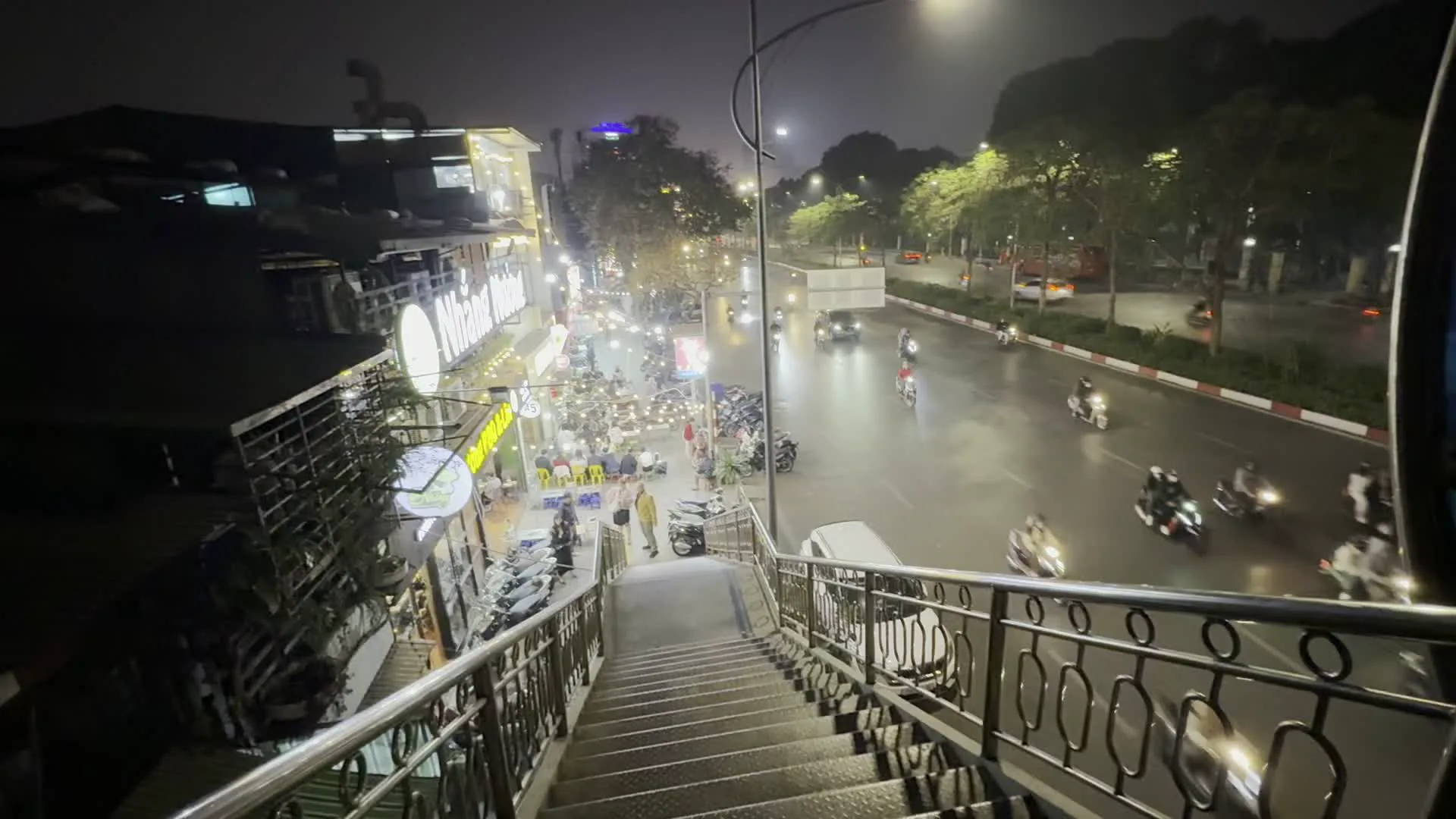 Đường Trường Chinh（チュオン・チン通り）。Cầu vượt đi bộ gần Đại học Y Hà Nội（ハノイ医科大学近くの歩道橋）