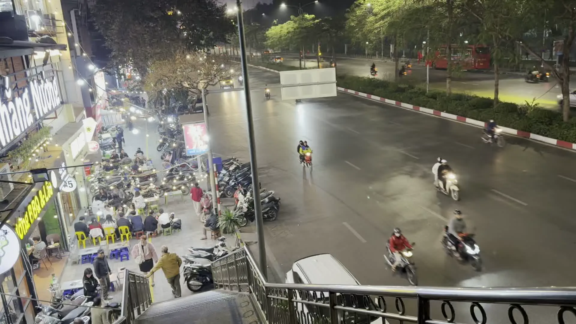 NHÀ HÀNG Nướng（ニャーハン ヌオン / 焼き肉レストランの看板）。CƠM BÌNH DÂN 45A（コム ビンザン 45A / 大衆食堂 45A番地）。LẨU NƯỚNG 1989（ラウ ヌオン 1989 / 鍋と焼き肉 1989、店名）。QUÁN CƠM 45A（クアン コム 45A / ご飯屋 45A番地）