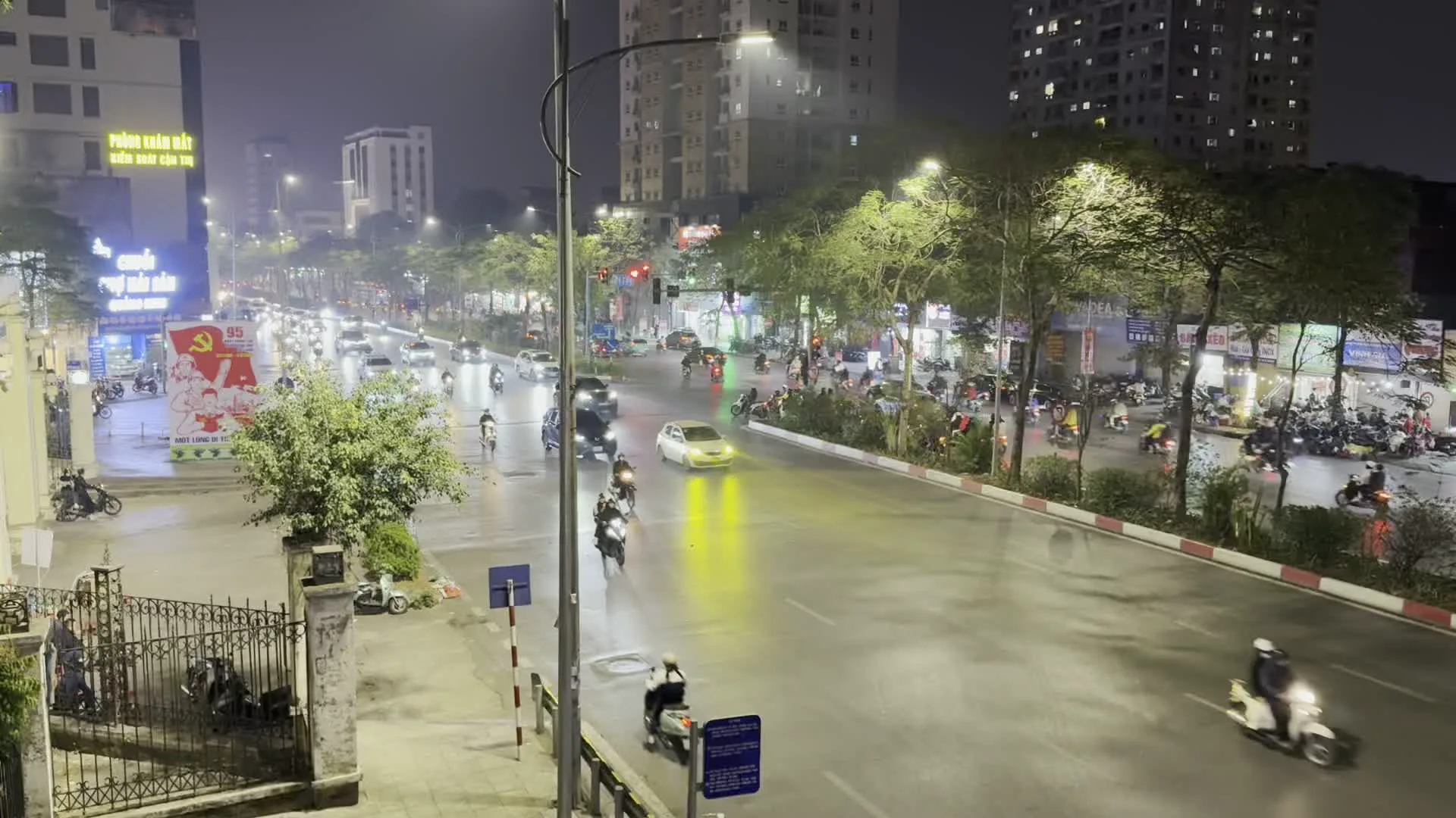 Biển cổ động chào mừng 95 năm Ngày thành lập Đảng Cộng sản Việt Nam (3/2/1930 - 3/2/2025)（ベトナム共産党創立95周年（1930年2月3日 - 2025年2月3日）