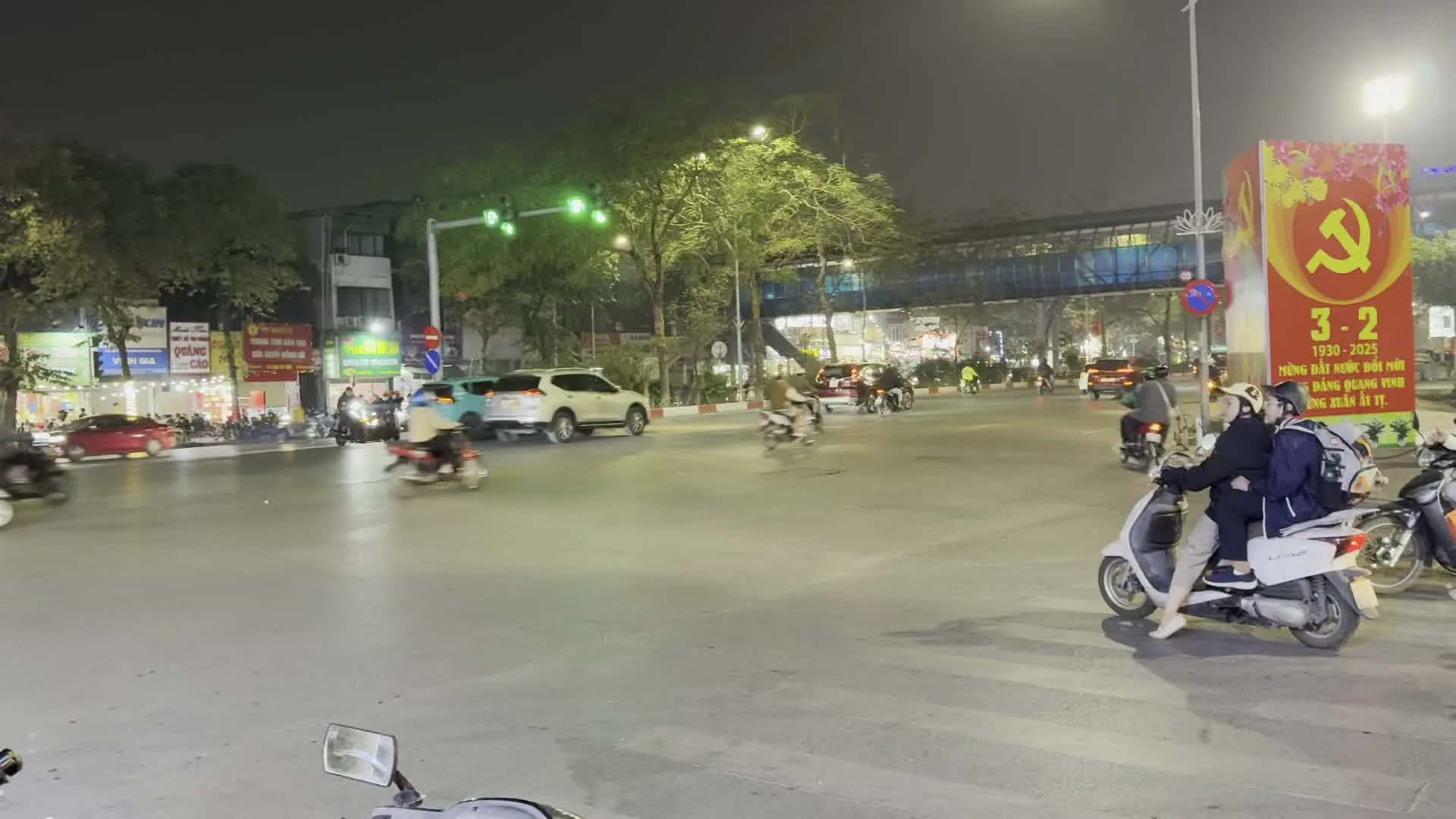 - Kỷ niệm 95 năm Ngày thành lập Đảng Cộng sản Việt Nam (3/2/1930 - 3/2/2025)（ベトナム共産党創立95周年記念（1930年2月3日 - 2025年2月3日）。- Mừng Đảng, Mừng Xuân（党を祝い、春を祝う）。- Phố Khâm Thiên（カムティエン通り）。- Hanoibus（ハノイバス）