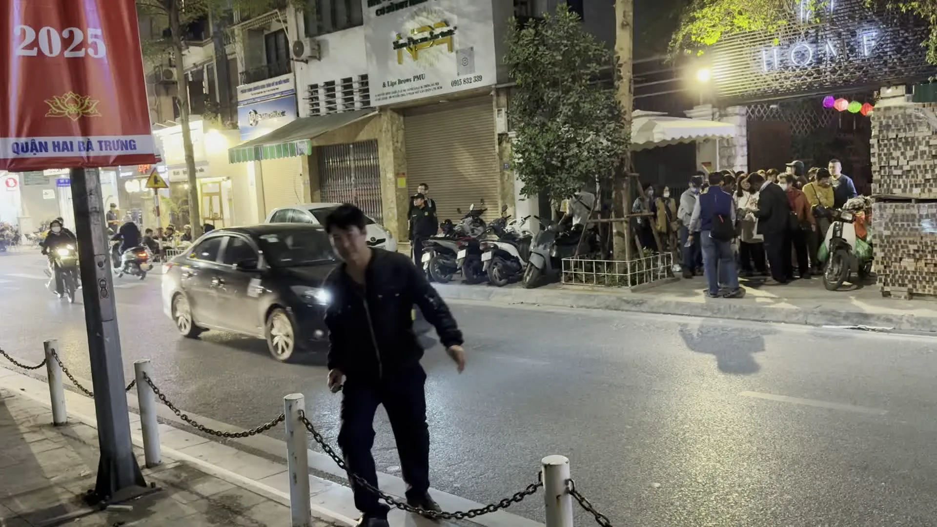 2025 / QUẬN HAI BÀ TRƯNG（2025年 / ハイバーチュン区。テト（旧正月）。A Lipo Pmu（A Lipo Pmu。アートメイクサロンの看板）