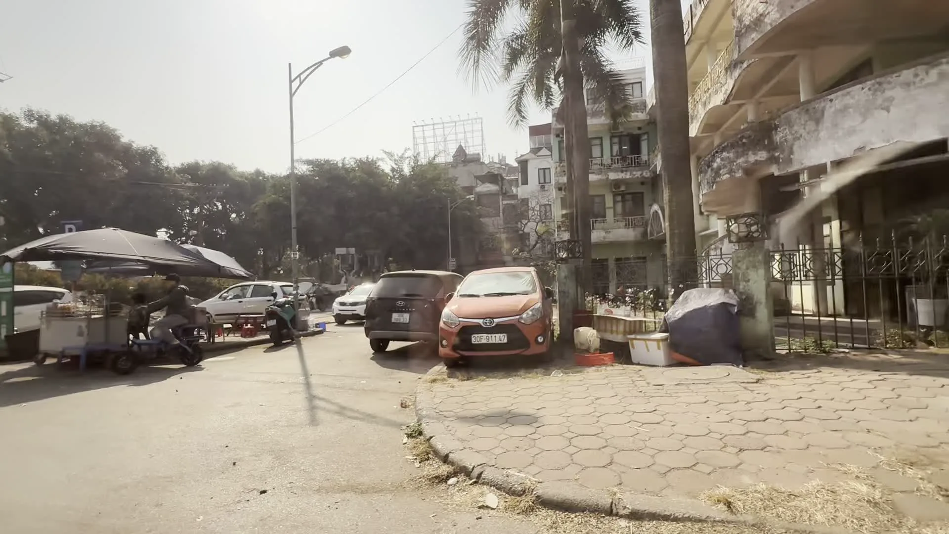 Biển số xe Hà Nội: 30F-911.47（ハノイ市のナンバープレート: 30F-911.47）。Taxi Hội Lim, số điện thoại (0222) 3 711 711（ホイリムタクシー、電話番号 (0222) 3 711 711。市外局番0222はバクニン省を示す）。VETC / ePass（ベトナムのETC（自動料金収受システム）