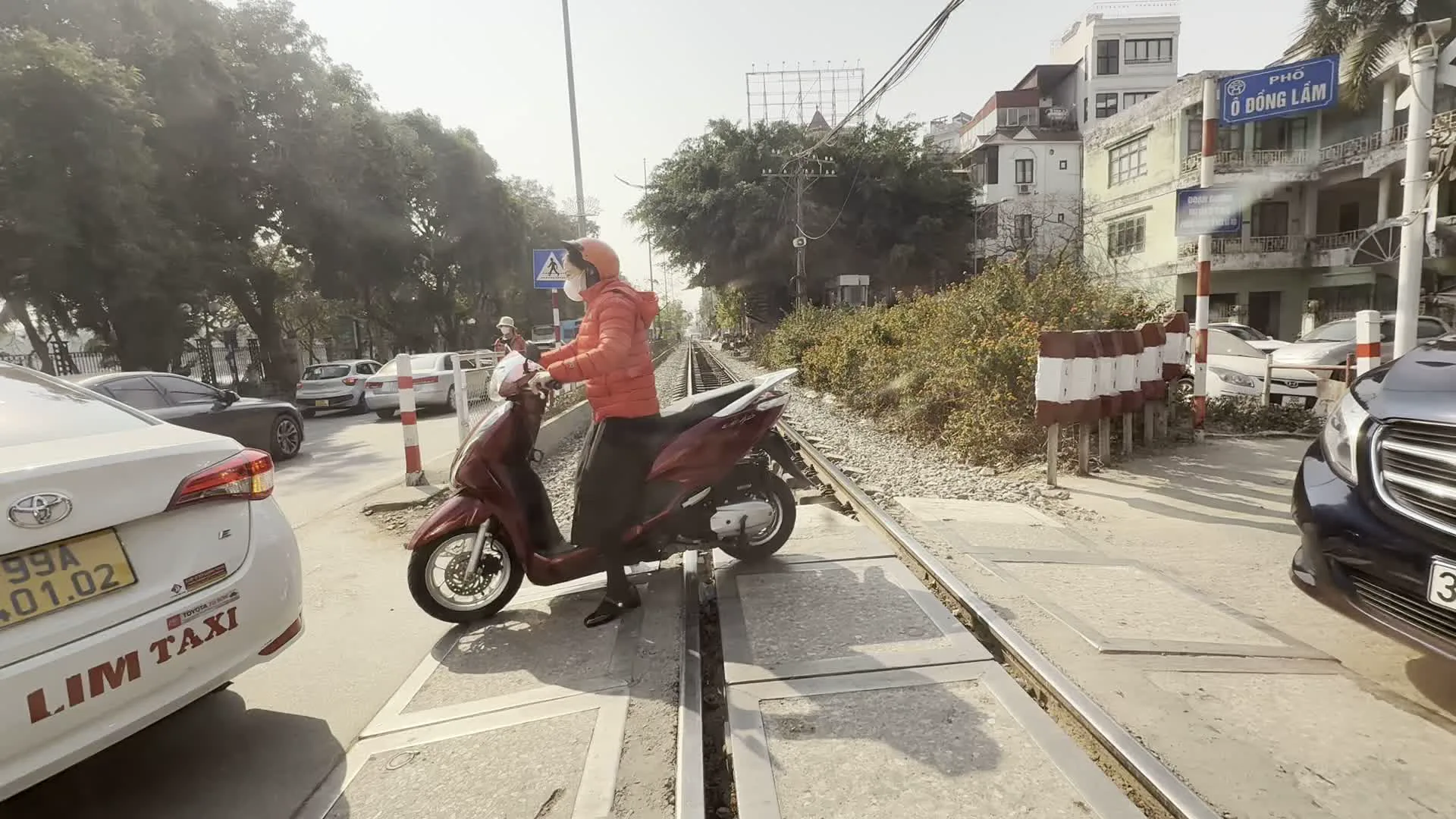 Phố Ô Đông Lâm（オー・ドン・ラム通り）。Biển số xe Hà Nội: 30E-629.78（ハノイのナンバープレート: 30E-629.78）。Lim Taxi（リムタクシー）