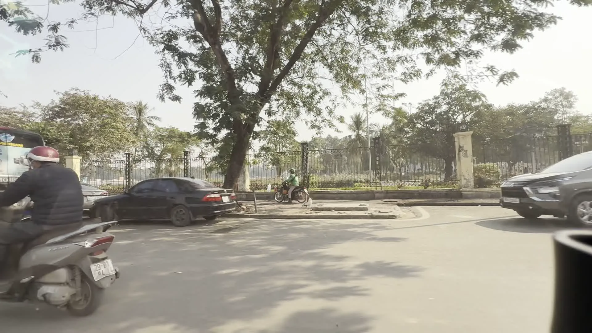 Công viên Thống Nhất (統一公園)。Đường Lê Duẩn (レ・ズアン通り)。Asia Culture Art Antique Shop (アジアカルチャー・アートアンティークショップ)。Cửa hàng lưu niệm (土産物店)