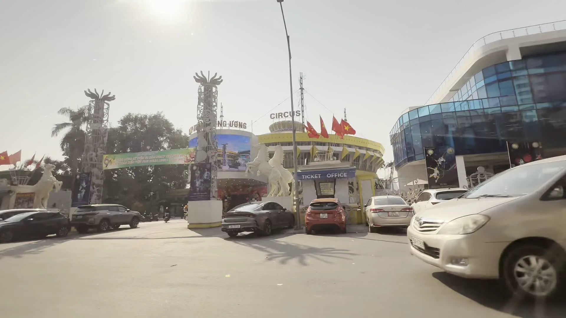 Rạp xiếc Trung ương（中央サーカス劇場）。Biểu ngữ Hội chợ Xuân của Quận Hai Bà Trưng（ハイバーチュン区主催の春の市（Hội chợ Xuân）