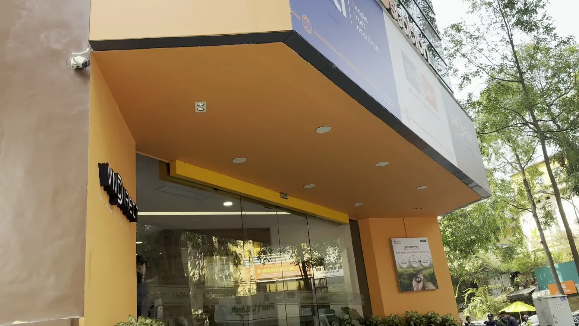 GIÁO HỘI PHẬT GIÁO VIỆT NAM（ベトナム仏教教会）。CHÙA PHÁP HOA（ファップホア寺）。KINH MỪNG ĐẠI LỄ PHẬT ĐẢN（仏誕節大祭を祝う看板）。TRUNG TÂM PHỤC HỒI CHỨC NĂNG VÀ HỖ TRỢ TRẺ EM TÀN TẬT（障害児のための機能回復・支援センター）。Cơng an（公安）