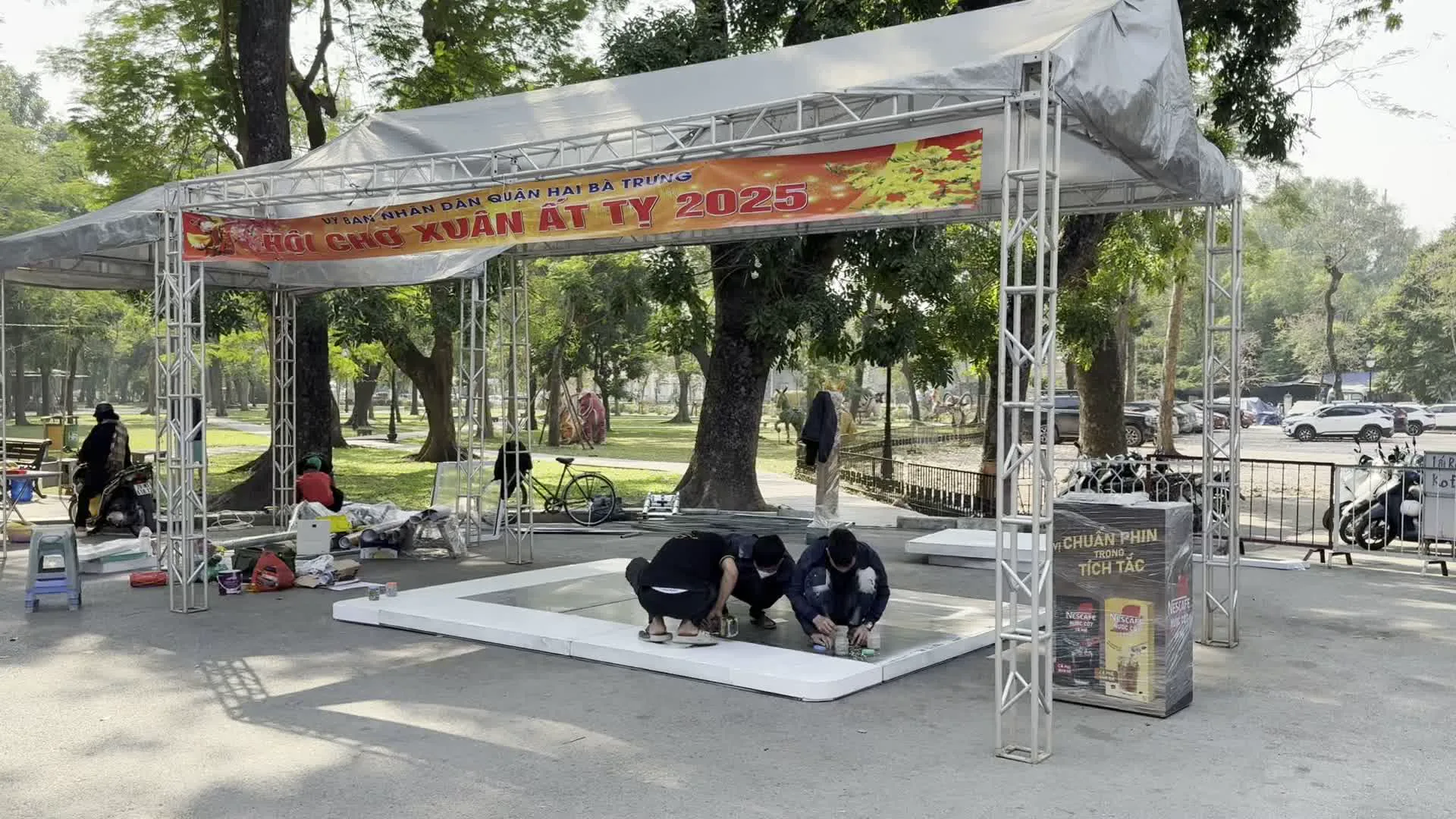 Uỷ ban Nhân dân quận Hai Bà Trưng (ハイバーチュン区人民委員会)。HỘI CHỢ XUÂN ẤT TỴ 2025 (2025年乙巳の年 春の市)。Công viên Thống Nhất (統一公園)