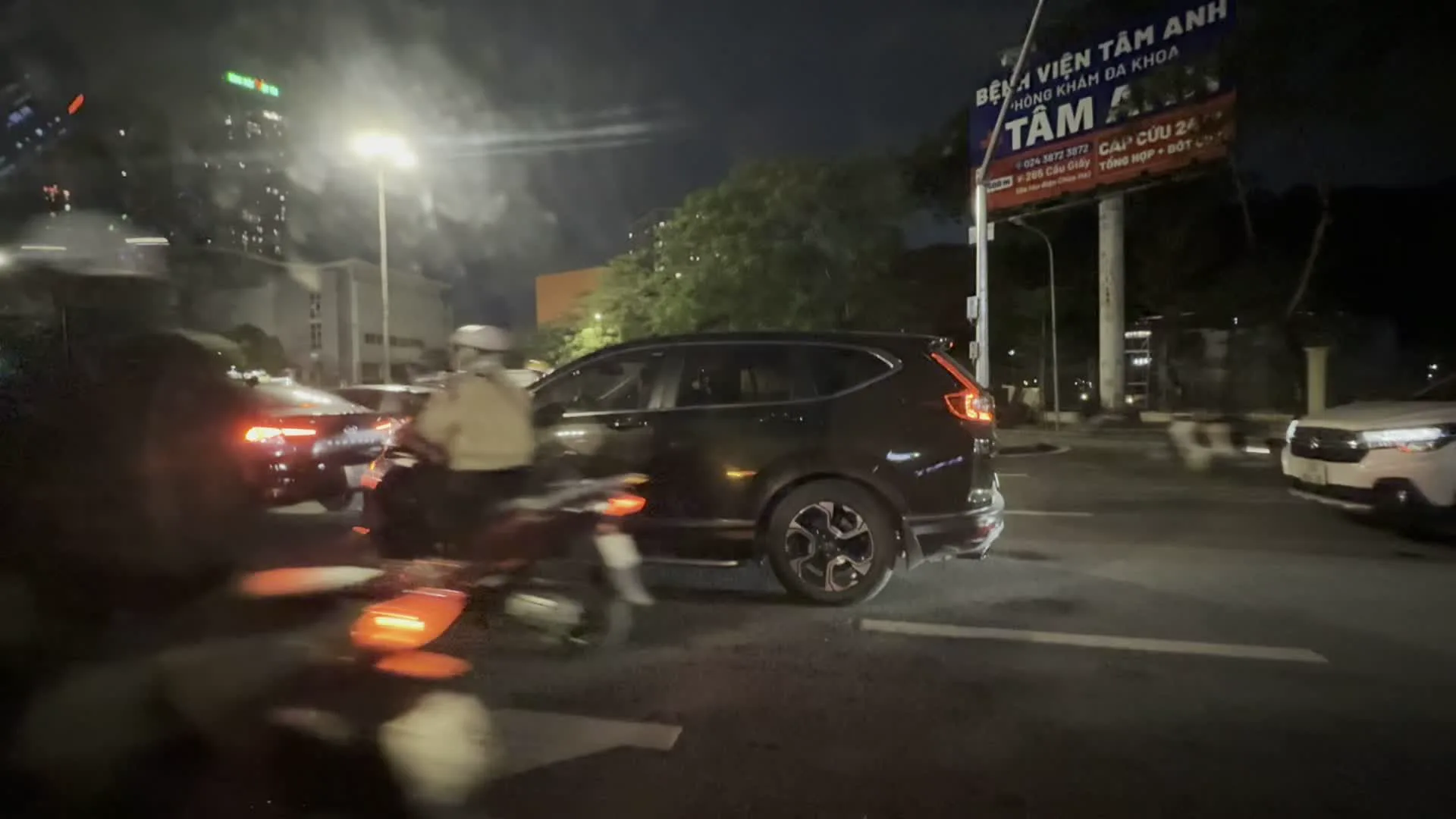 Bệnh viện Đa khoa Tâm Anh（タムアン総合病院）。CẤP CỨU 24/7（24時間救急）。LỐP MICHELIN（ミシュランタイヤ）。MUA BÁN TRẢ GÓP（分割払いでの売買）