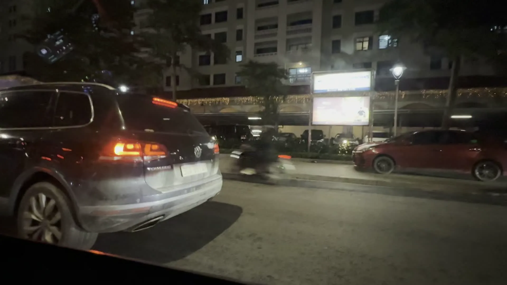 CHO THUÊ VĂN PHÒNG & CĂN HỘ DỊCH VỤ / Hotline: 098 331 3369（「オフィス・サービスアパートメント賃貸」と書かれた広告看板と、その連絡先電話番号）