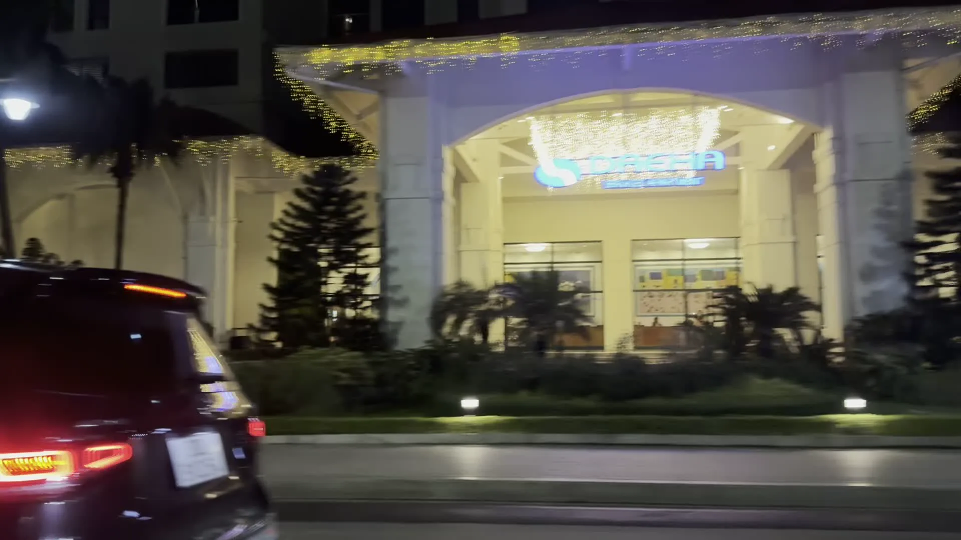 Sunshine Center（サンシャイン・センター、ハノイ市ナムトゥリエム区にある複合施設）。Brodard（ブロダード、1948年創業のフランス風ベーカリー）