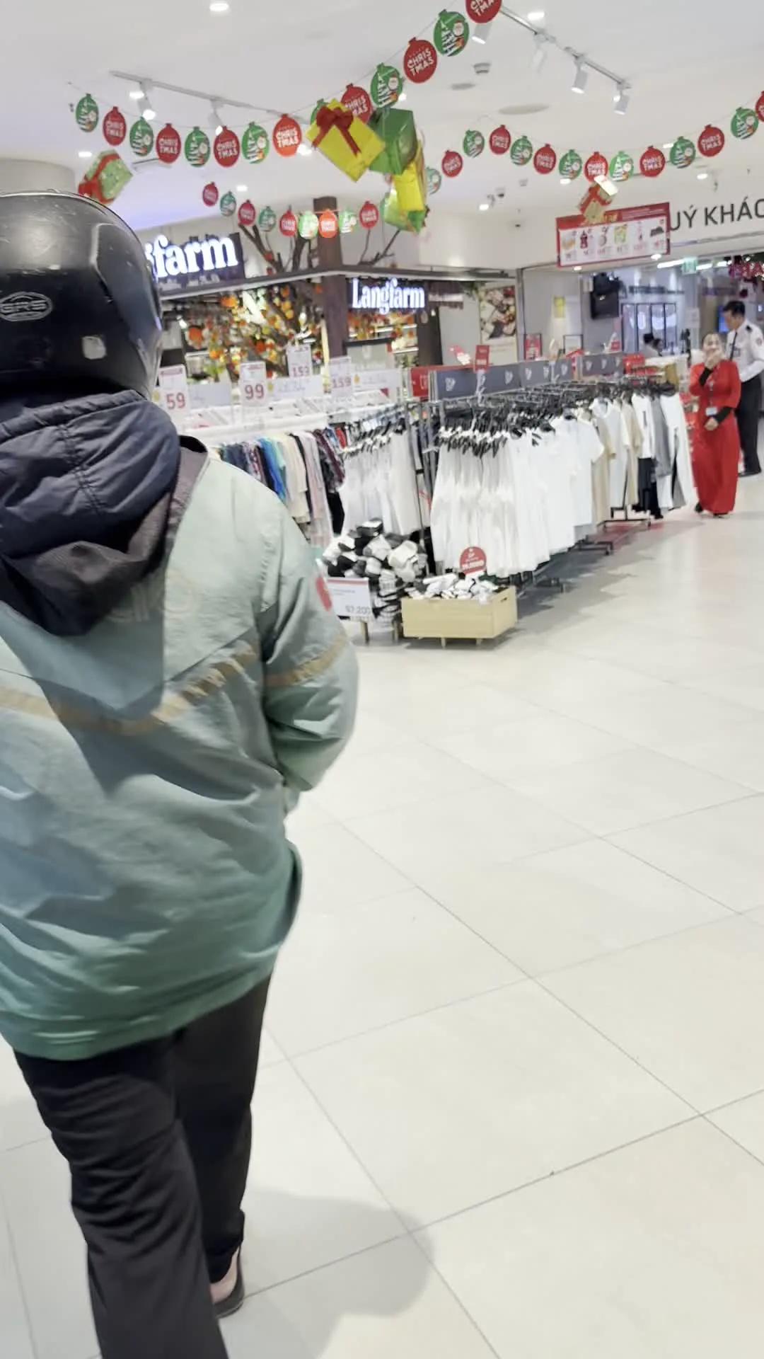 L'angfarm（ランファーム、ダラット特産品ブランド）。PCCC (Phòng cháy chữa cháy)（防火・消火）。THỰC PHẨM TƯƠI SÓNG（生鮮食品）。THỨ 3 HÀNG TUẦN（毎週火曜日）。365 FRESH（365フレッシュ、スーパーのブランドまたはキャンペーン名）。Kiwi Vàng New Zealand（ニュージーランド産ゴールドキウイ）