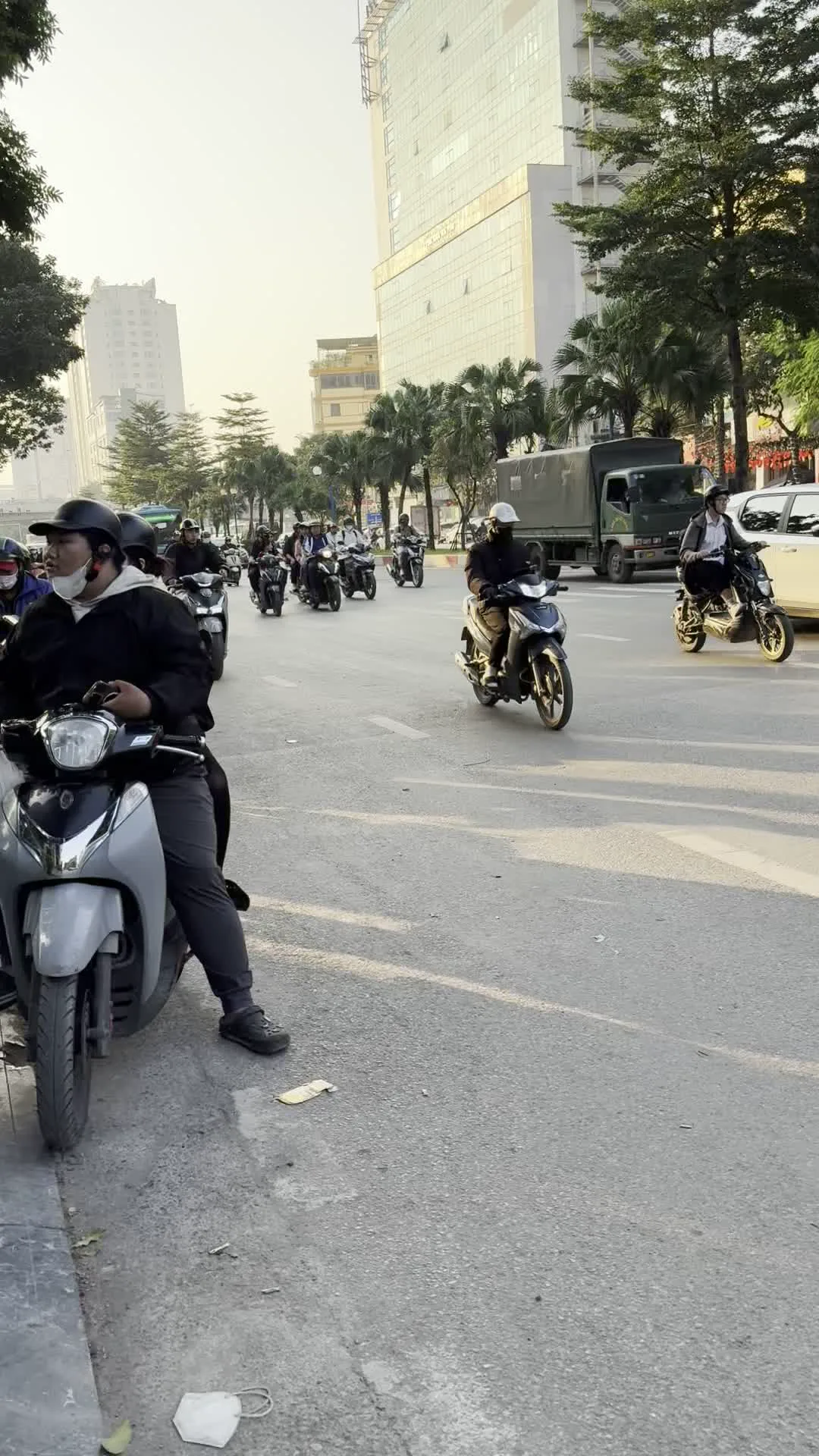 Ôn bài trong phố (バスの広告「街中で復習」)。Học bài khó - Đã có... (バスの広告「難しい勉強も、もう大丈夫...」)