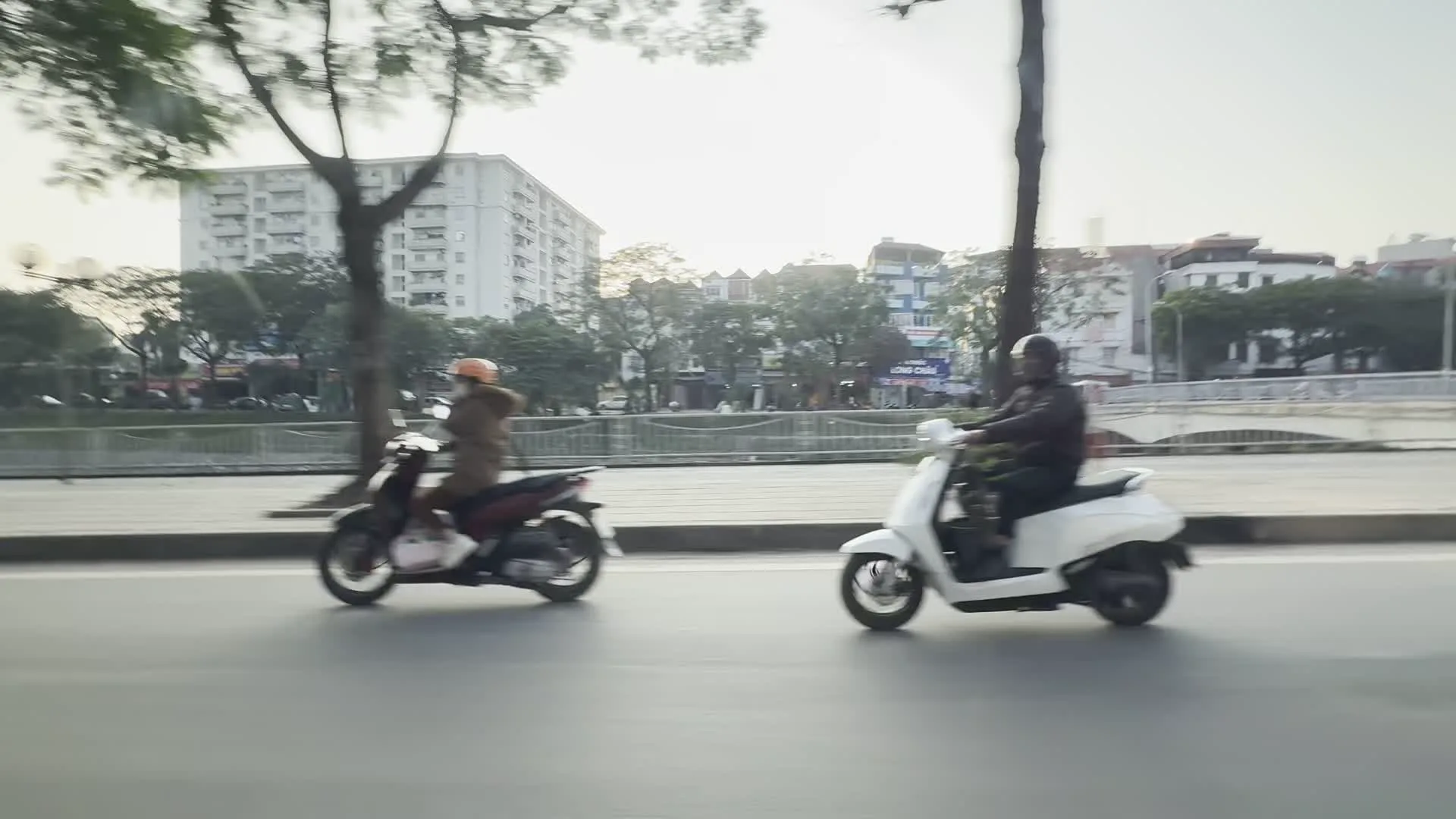 VÌ MÔI TRƯỜNG XANH - SẠCH - ĐẸP（緑・清潔・美しい環境のために - ハノイ都市環境公社のスローガン）。Phố Đội Cấn（ドイカン通り）。Đồng hồ Mạnh Thuyên, 532 Đội Cấn（マン・トゥエン時計店、ドイカン通り532番地）。MIXUE（ミーシュー、アイスクリーム＆ティー）