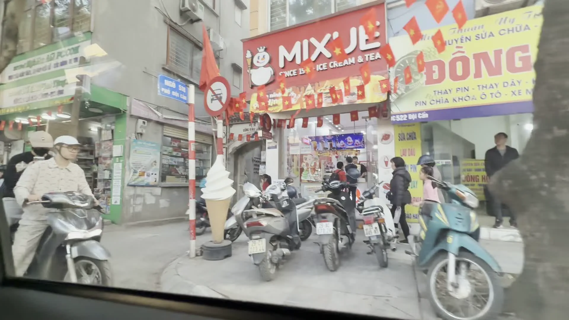 NGÕ 512 ĐƯỜNG LÁNG（ラン通り512番路地）。MIXUE（ミーシュー、アイスクリーム＆ティー専門店）。CS2。Đội Cấn（ドイカン通り支店2）。PHÒNG THÍ NGHIỆM ĐIỆN TỬ（電子実験室）。PHOTOCOPY（コピーサービス店）