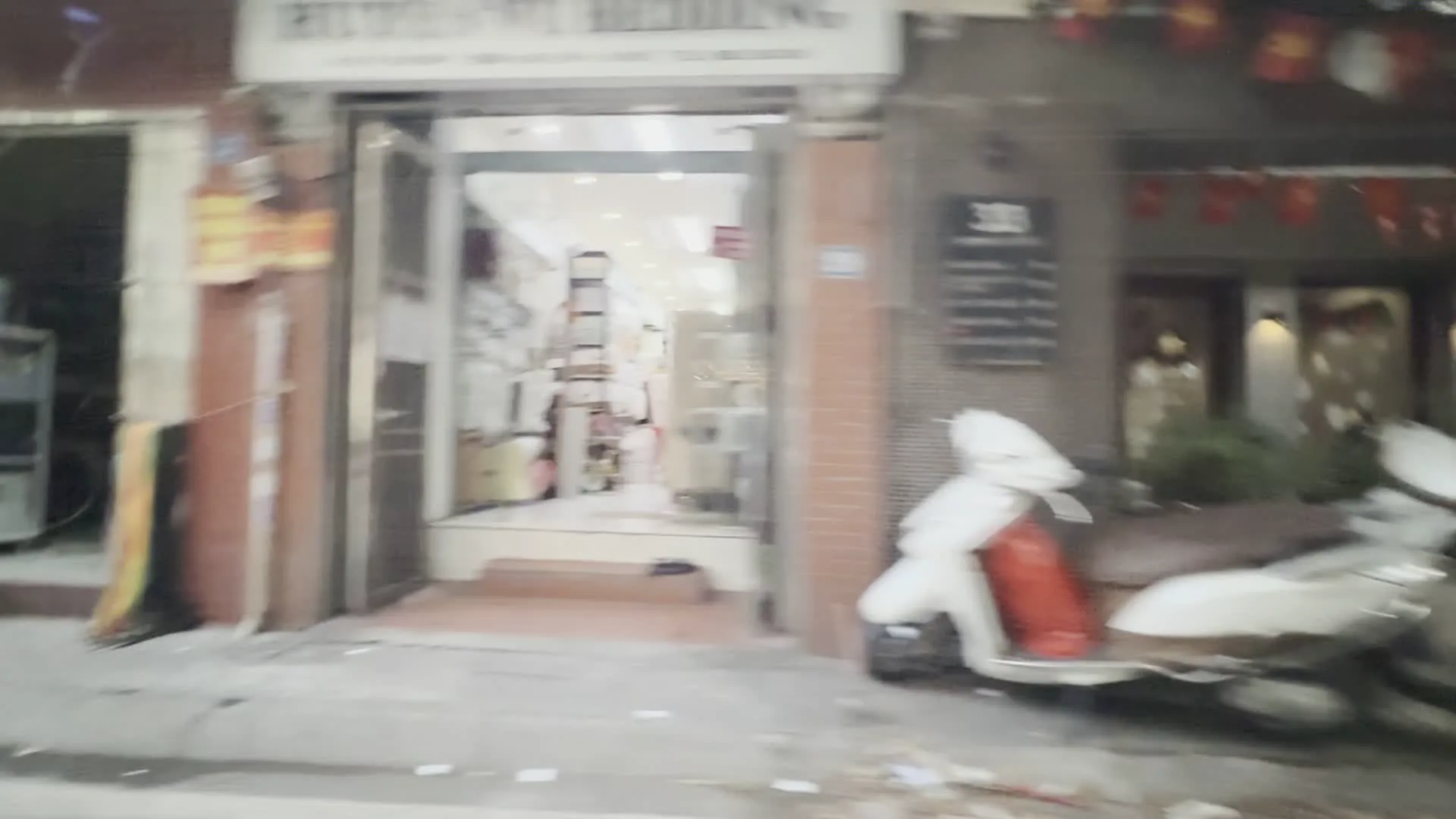 PHỐ LIỄU GIAI（リエウザイ通り）。TRƯỜNG TIỂU HỌC NGUYỄN BÁ NGỌC（グエン・バー・ゴック小学校）。"VÌ LỢI ÍCH MƯỜI NĂM TRỒNG CÂY, VÌ LỢI ÍCH TRĂM NĂM TRỒNG NGƯỜI"（「十年の利益のためには木を植えよ、百年の利益のためには人を育てよ」というホー・チ・ミンの言葉のスローガン）。BÊN LED MPE THIẾT BỊ ĐIỆN（MPE LED照明・電気設備の広告）。Xe taxi VinFast（ヴィンファスト社製タクシー）。Biển số xe 30E-176.21, 30G-463.22（ハノイ市のナンバープレート）