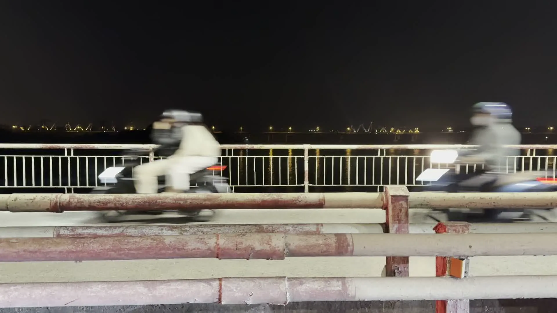 Cầu Chương Dương (チュオンズオン橋)。Cầu Long Biên (ロンビエン橋)。Lá cờ đỏ sao vàng (金星紅旗 / ベトナム国旗)