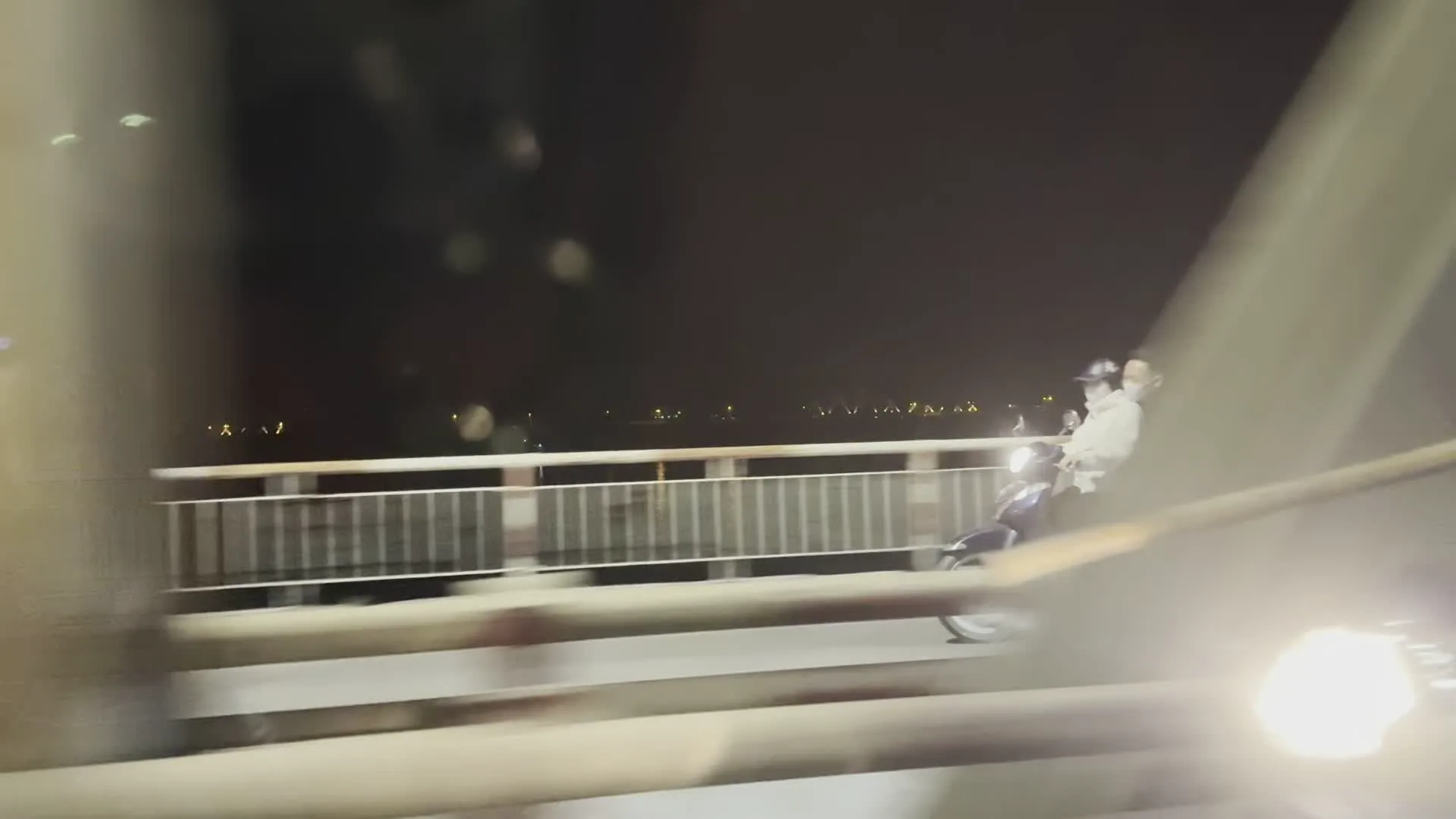 Cầu Long Biên (ロンビエン橋)。T16 / N.5 (ロンビエン橋の橋脚番号 T=Trụ とスパン番号 N=Nhịp を示す表記)。Cờ đỏ sao vàng (金星紅旗)