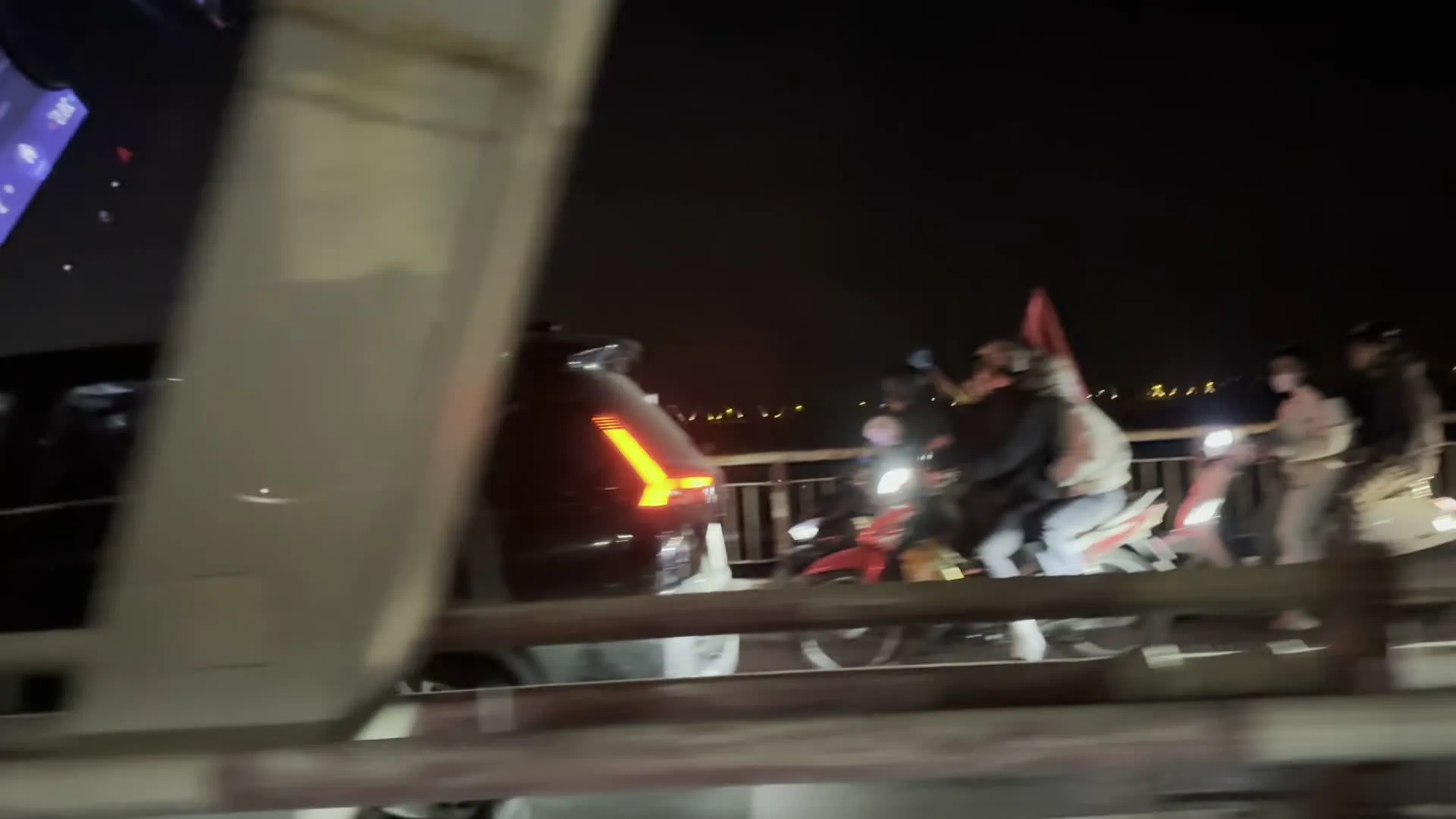 Cầu Long Biên（ロンビエン橋）。Đi bão（ディ・バオ / 勝利のバイクパレード）