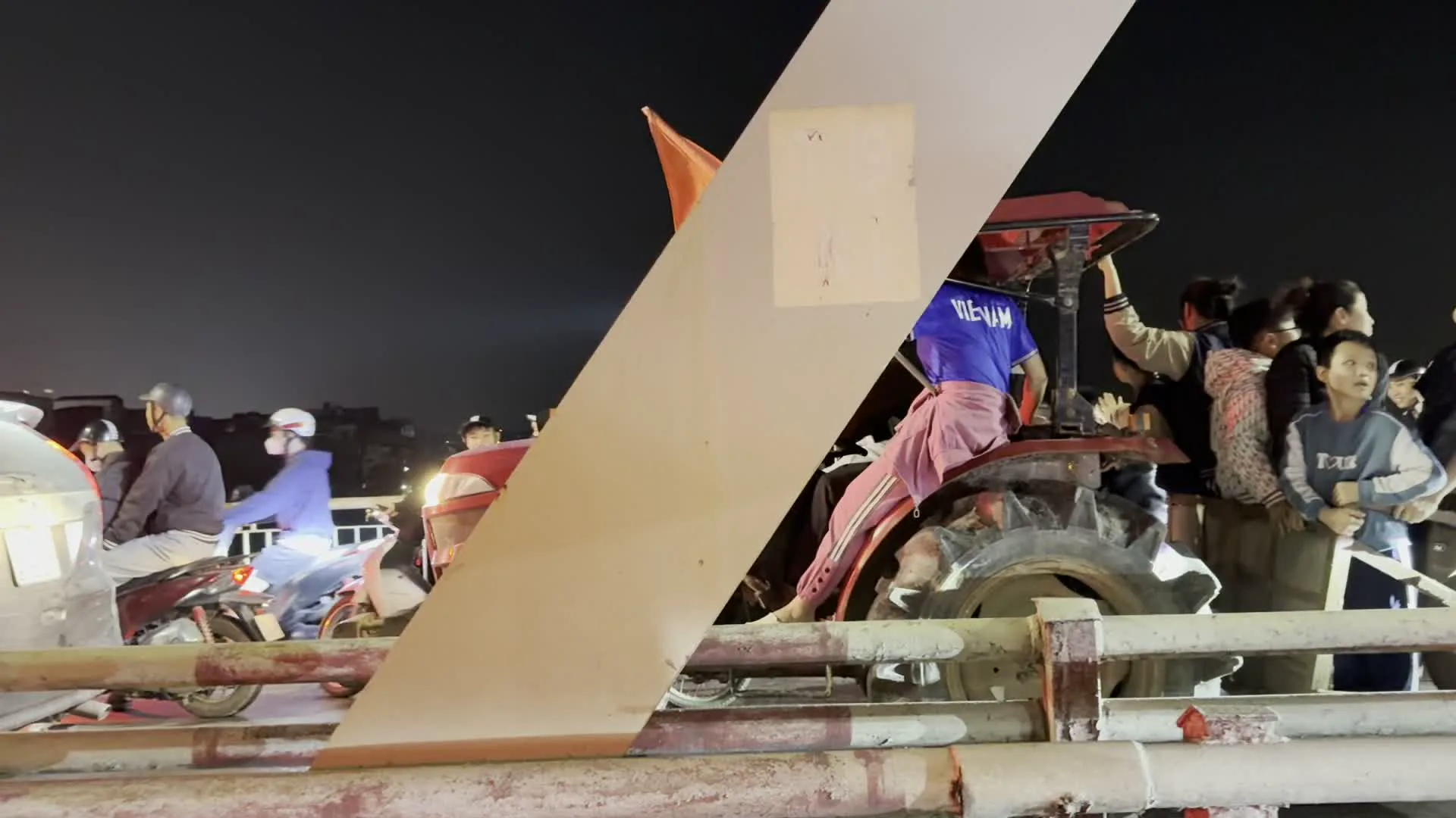 VIETNAM（ベトナム。国名が書かれた応援シャツ）。Cờ đỏ sao vàng（金星紅旗。サッカー代表の勝利などを祝う自発的なパレード「Đi bão（ディ・バオ）