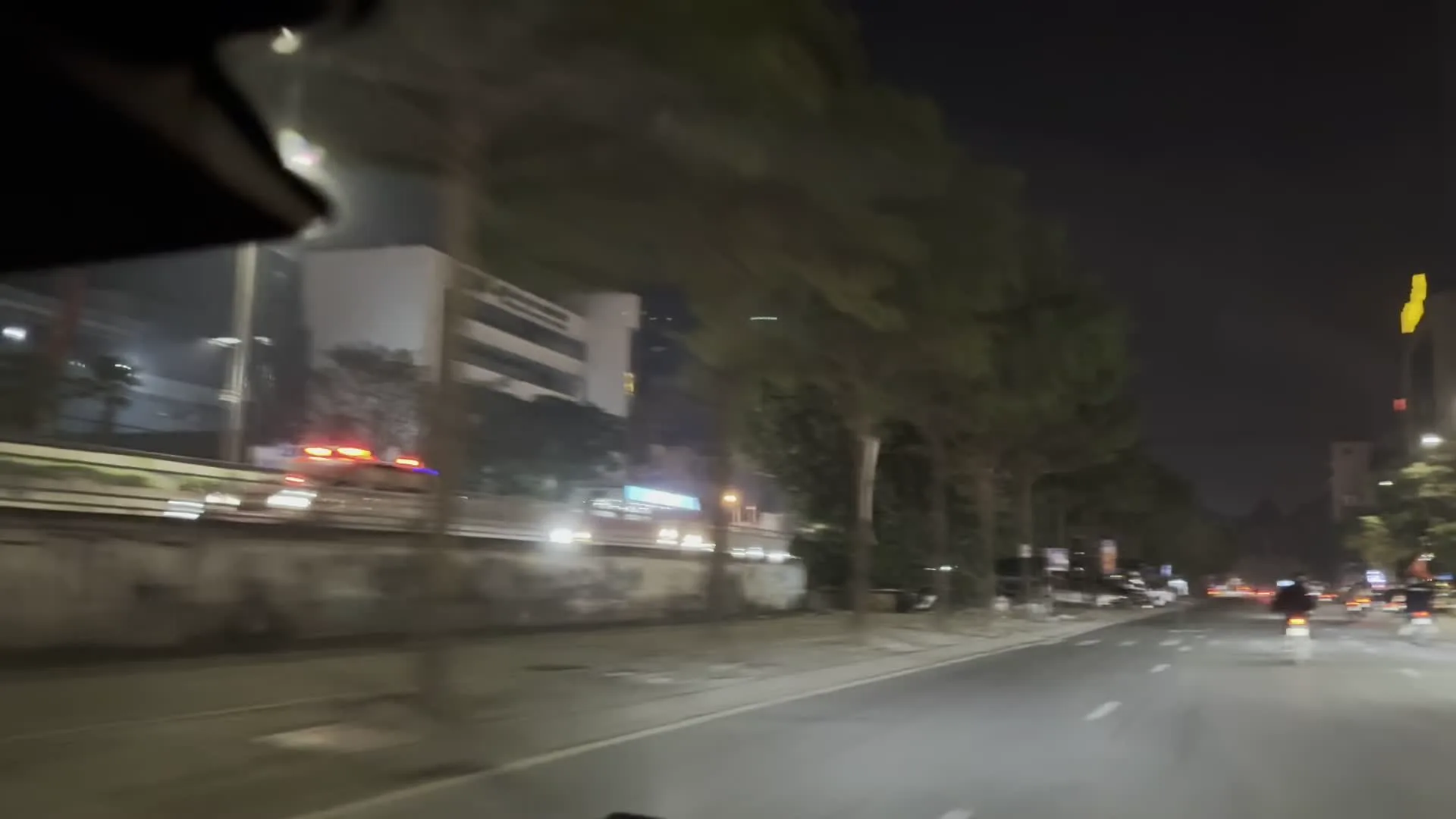 Highlands Coffee（ハイランズコーヒー）。Nhà hát Lớn Hà Nội（ハノイ・オペラハウス）。Cờ đỏ sao vàng（金星紅旗）