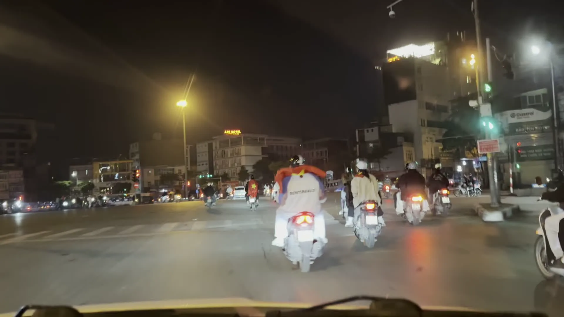 Đường Lê Thánh / Phố Hàm Nam（レタイン通り / ハムナム通り、ハノイ市内の通りの名前を示す道路標識）。A25 HOTEL（A25ホテル、ベトナムのホテルチェーン）。GHTK（Giao Hàng Tiết Kiệm、ベトナムの配送サービス会社）