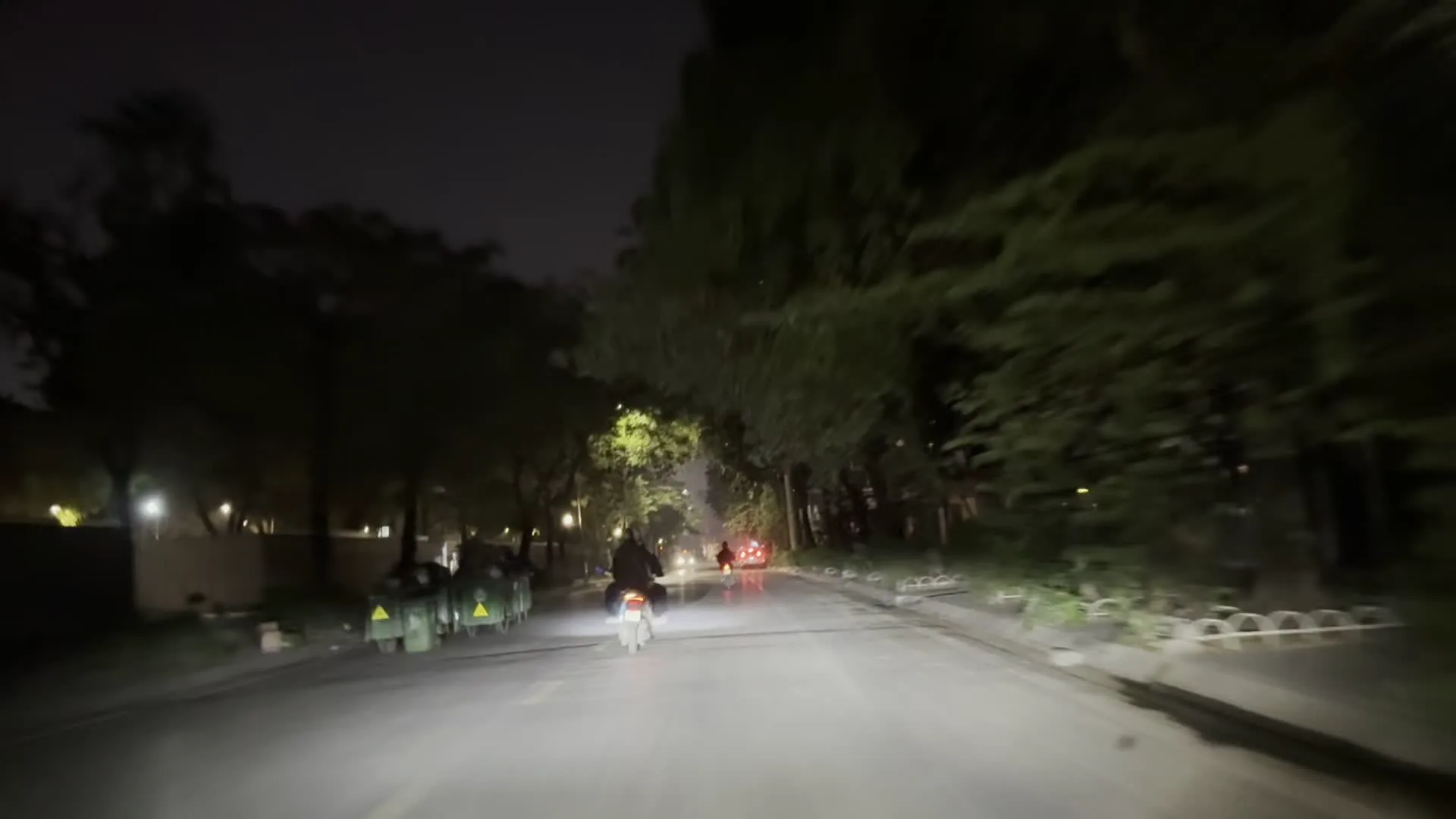 Đường Tây Sơn (テイソン通り)。Ngã Tư Sở (ガートゥーソー交差点)。Đường Láng (ラン通り)。VIETTEL 5G / cuộc sống số (ベトテル5G / デジタルライフの広告)