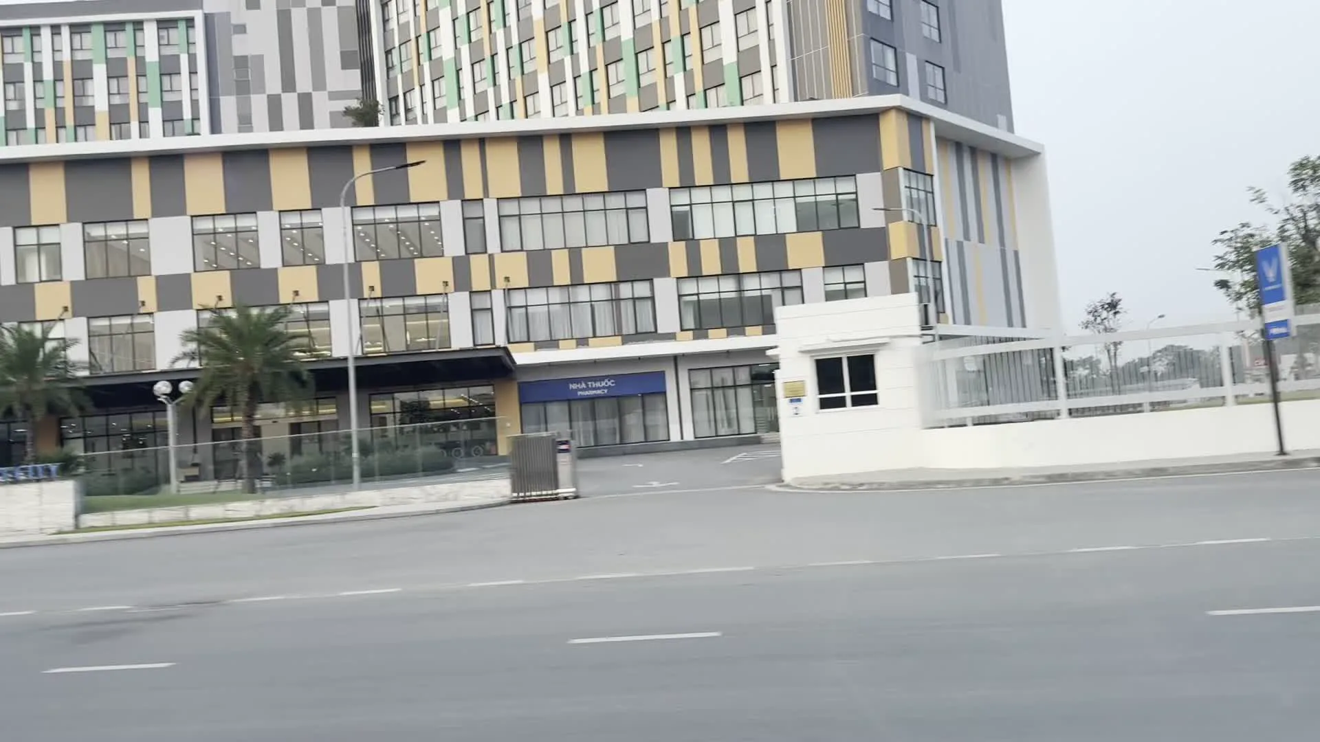 Khu đô thị Vinhomes Smart City（ビンホームズ・スマートシティ都市区）。Nhà thuốc（薬局）