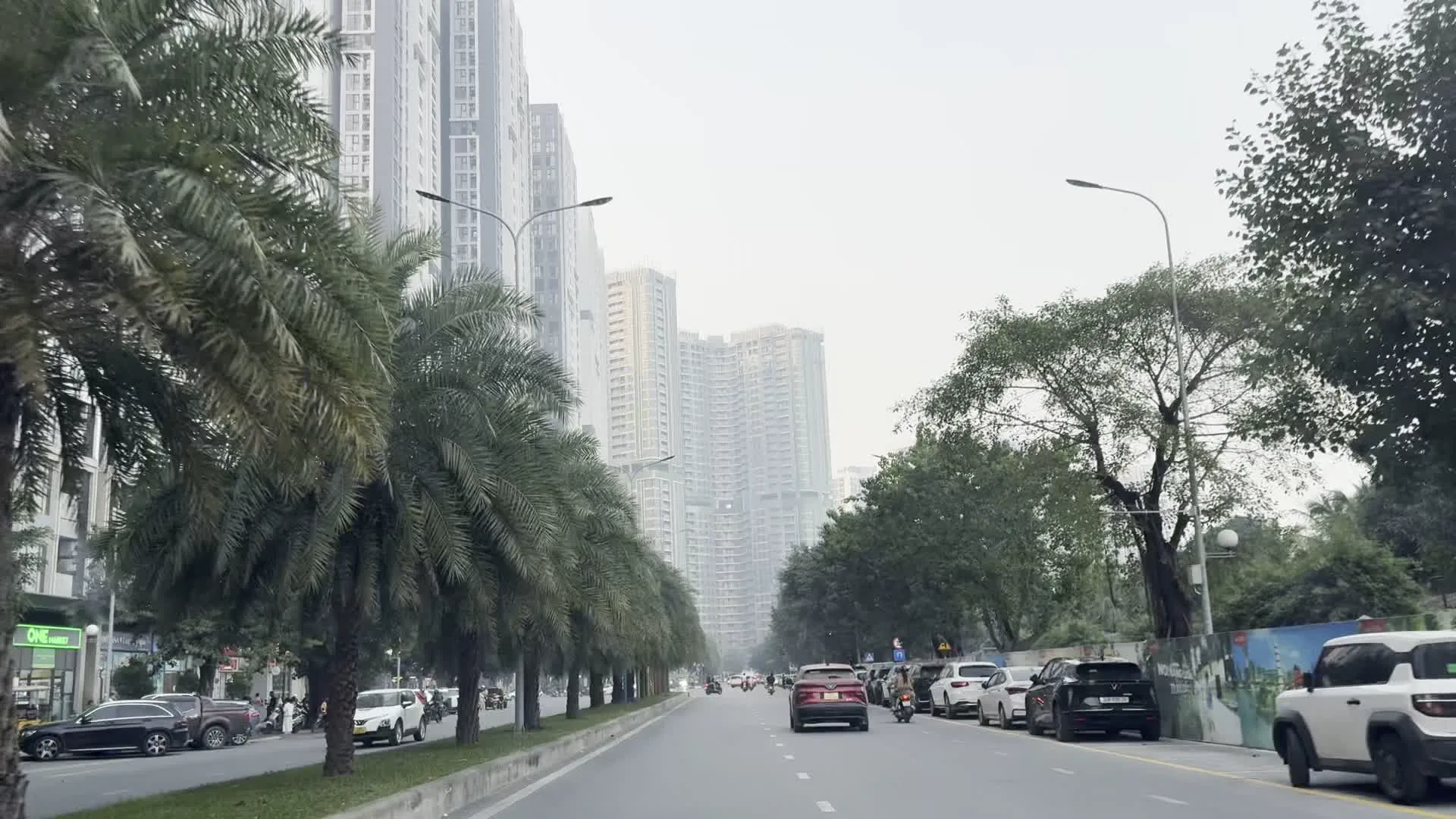 Vinhomes Times City (ビンホームズ・タイムズシティ。ハノイの大規模複合都市エリア)。Highlands Coffee (ハイランズコーヒー。ベトナムのコーヒーチェーン店)