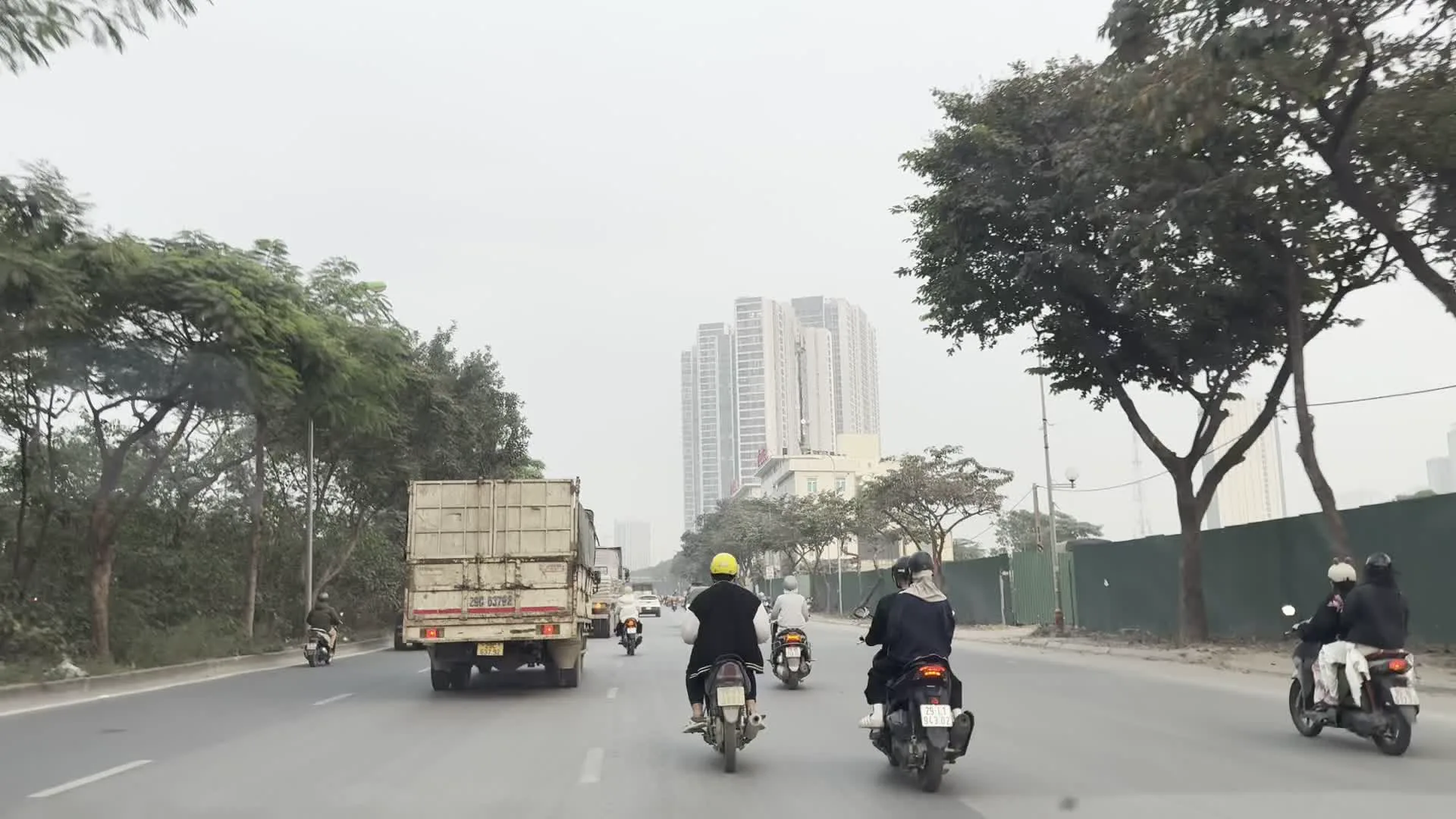 Viettel（ベトテル / ベトナム軍隊通信グループのビル）。XI MĂNG HOÀNG LONG（ホアンロンセメント）